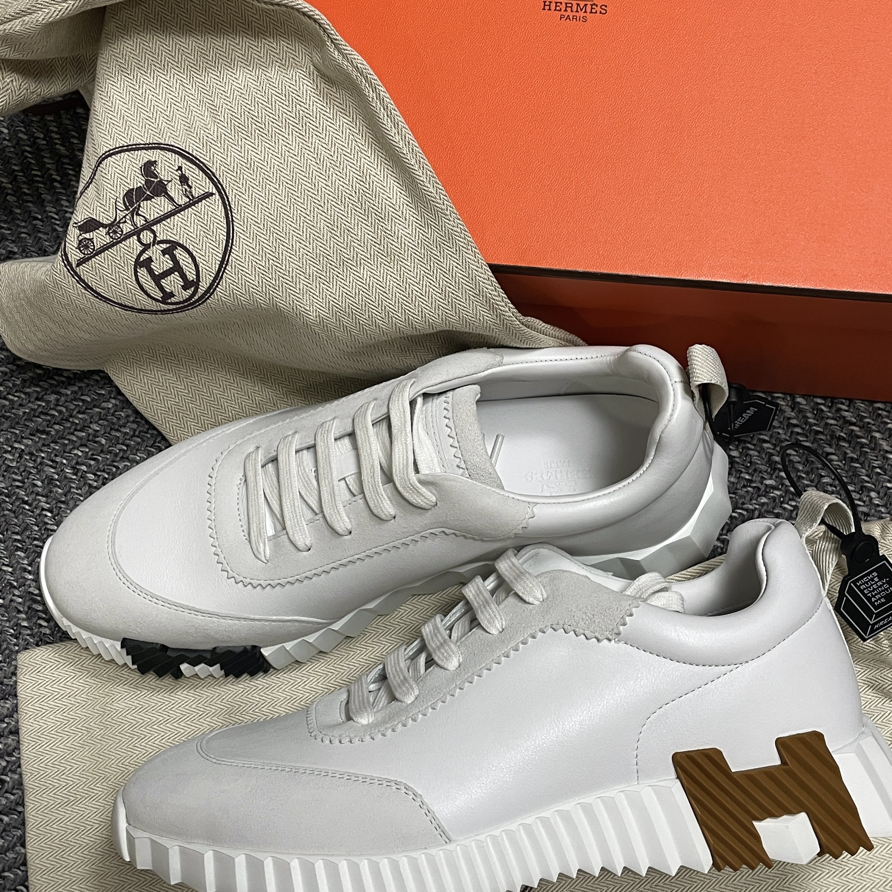 Hermes Bouncing Sneakers Calfskin Suede Goatskin & Blanc 착용 스타일