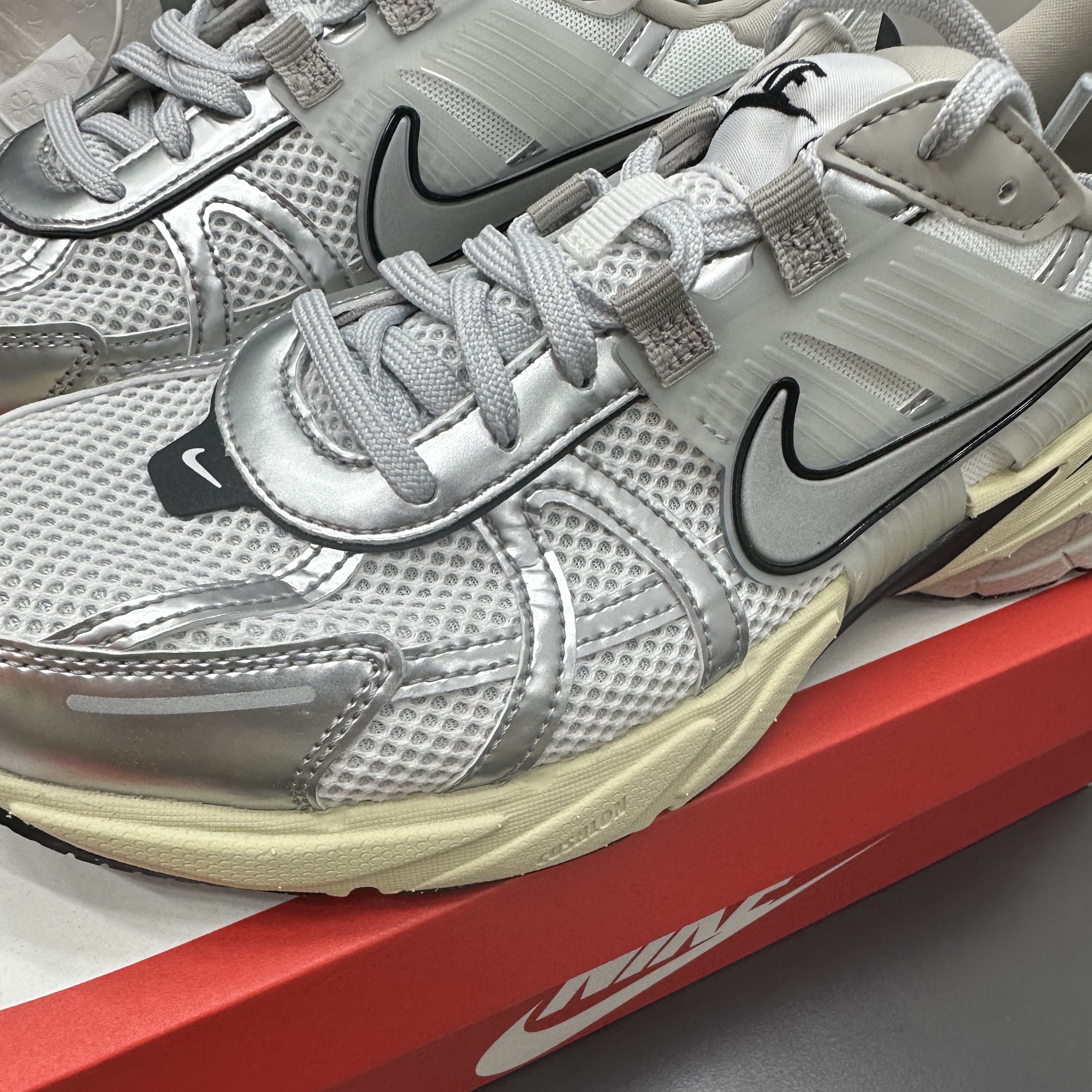 Nike V2K Run Summit White Metallic Silver 착용 스타일 - 1