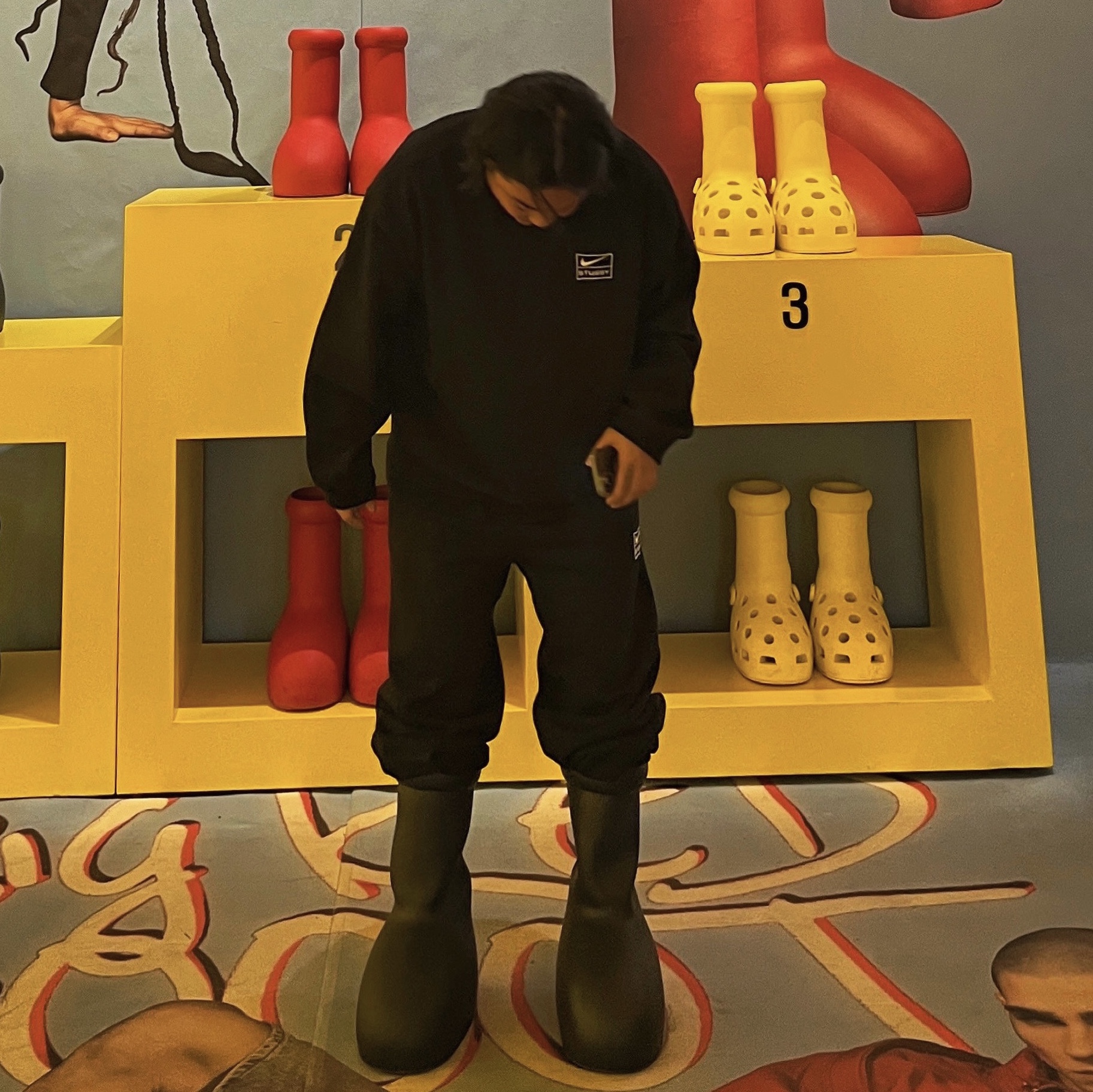Nike x Stussy NRG Washed Fleece Crewneck Black (DO5310-010), Nike x Stussy NRG Washed Fleece Pants Black (DO5296-010) 착용 스타일