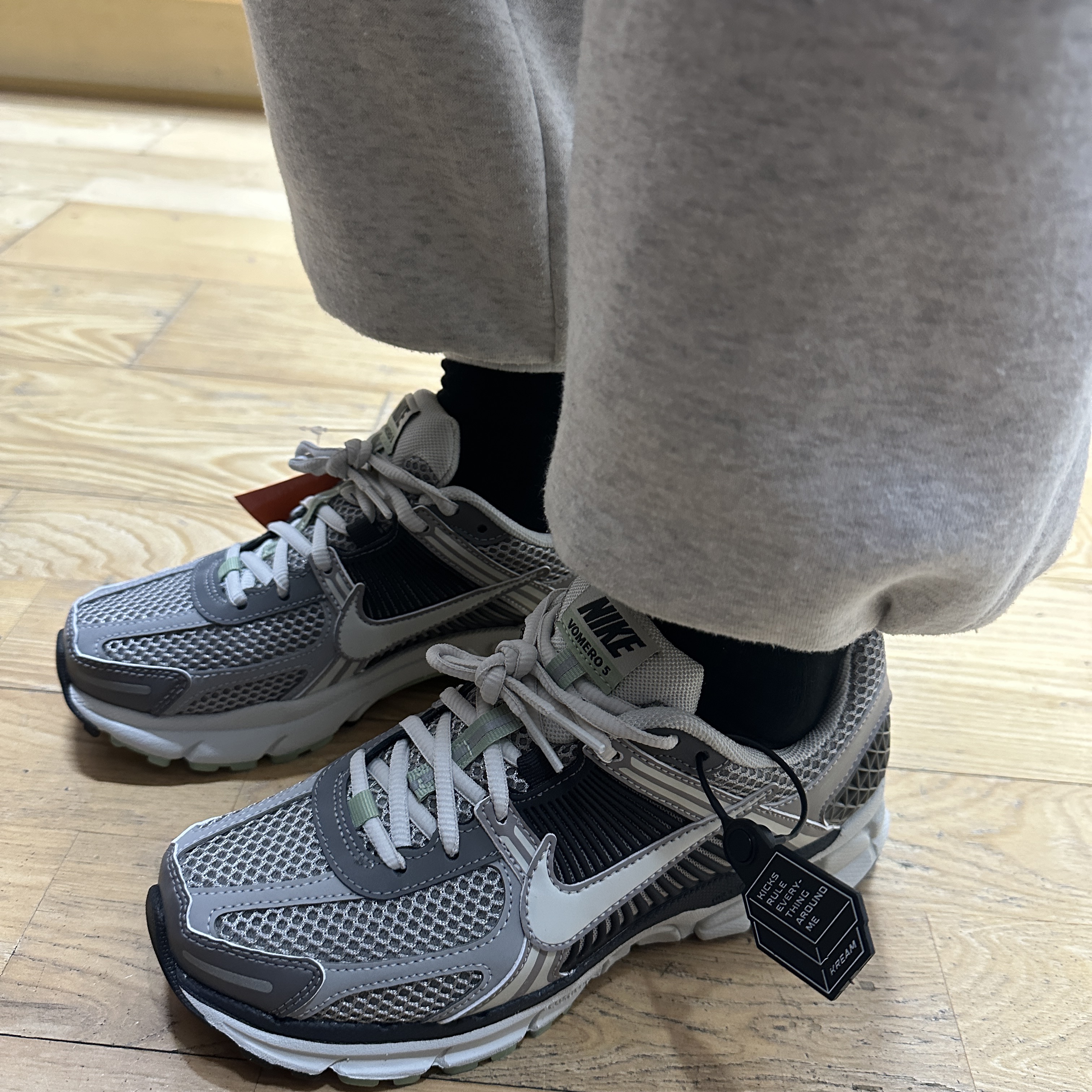 (W) Nike Zoom Vomero 5 Cobblestone and Flat Pewter 착용 스타일