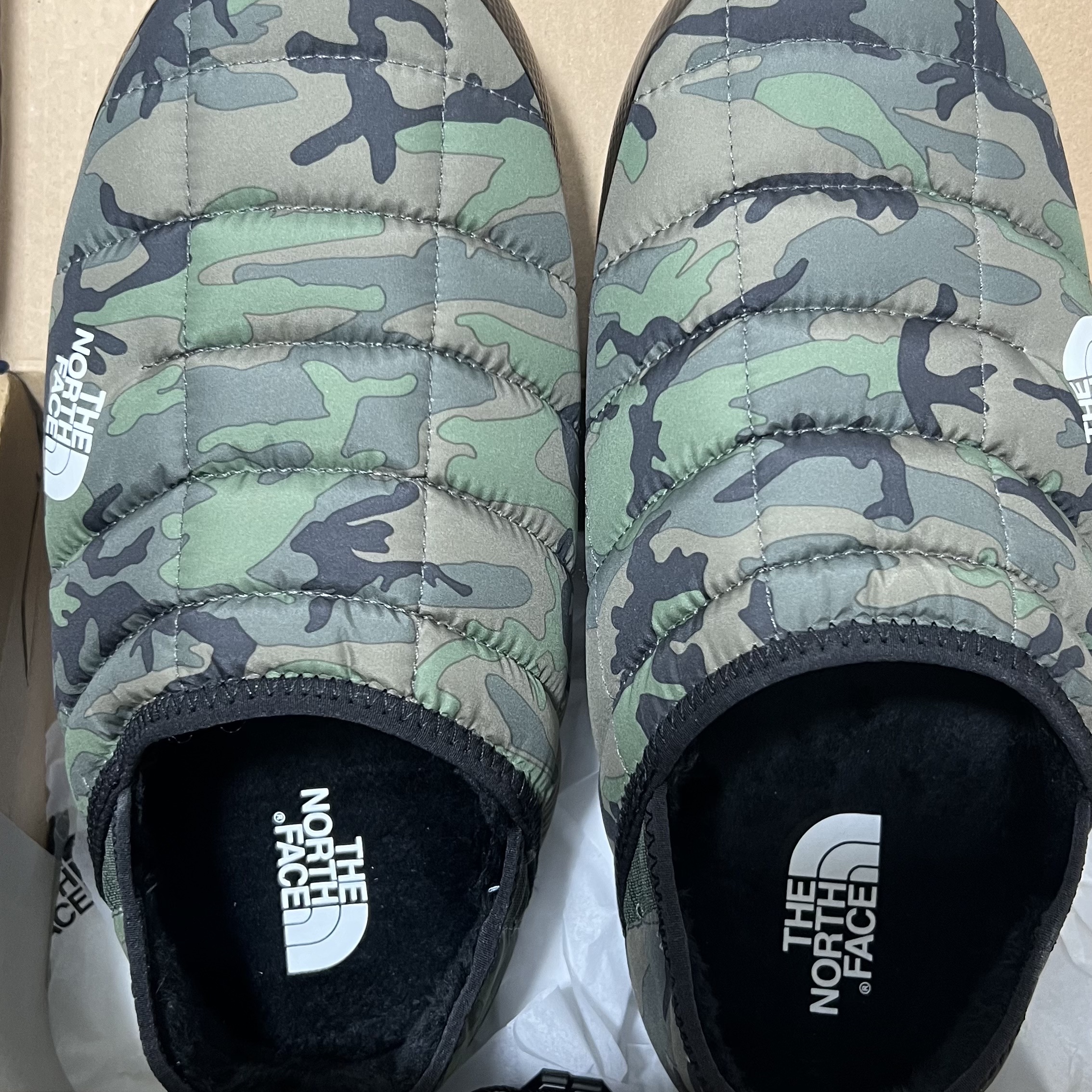 The North Face Thermoball Traction Mule V Thyme Brushwood Camo Print 착용 스타일