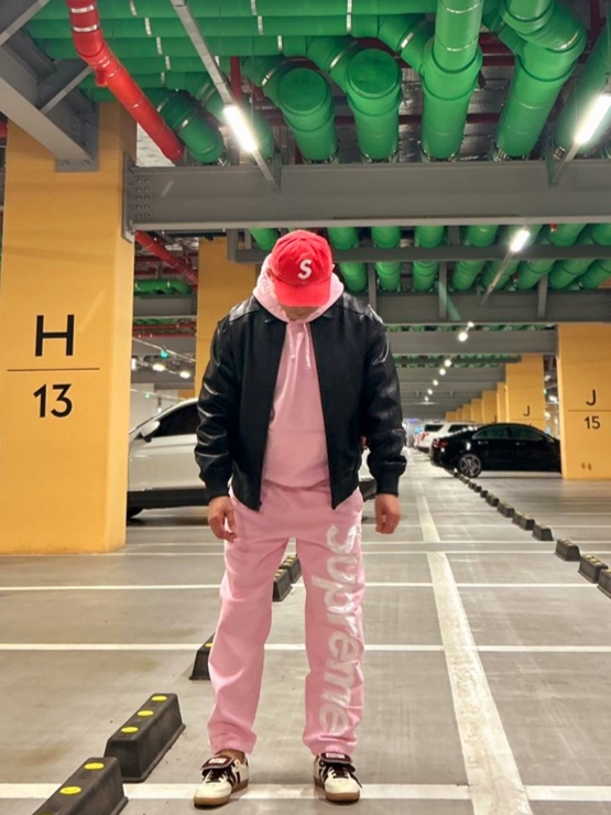 Supreme Gore-Tex Infinium Windstopper Leather Varsity Jacket Black - 23FW, Supreme Satin Applique Hooded Sweatshirt Light Pink - 23FW 착용 스타일 - 4