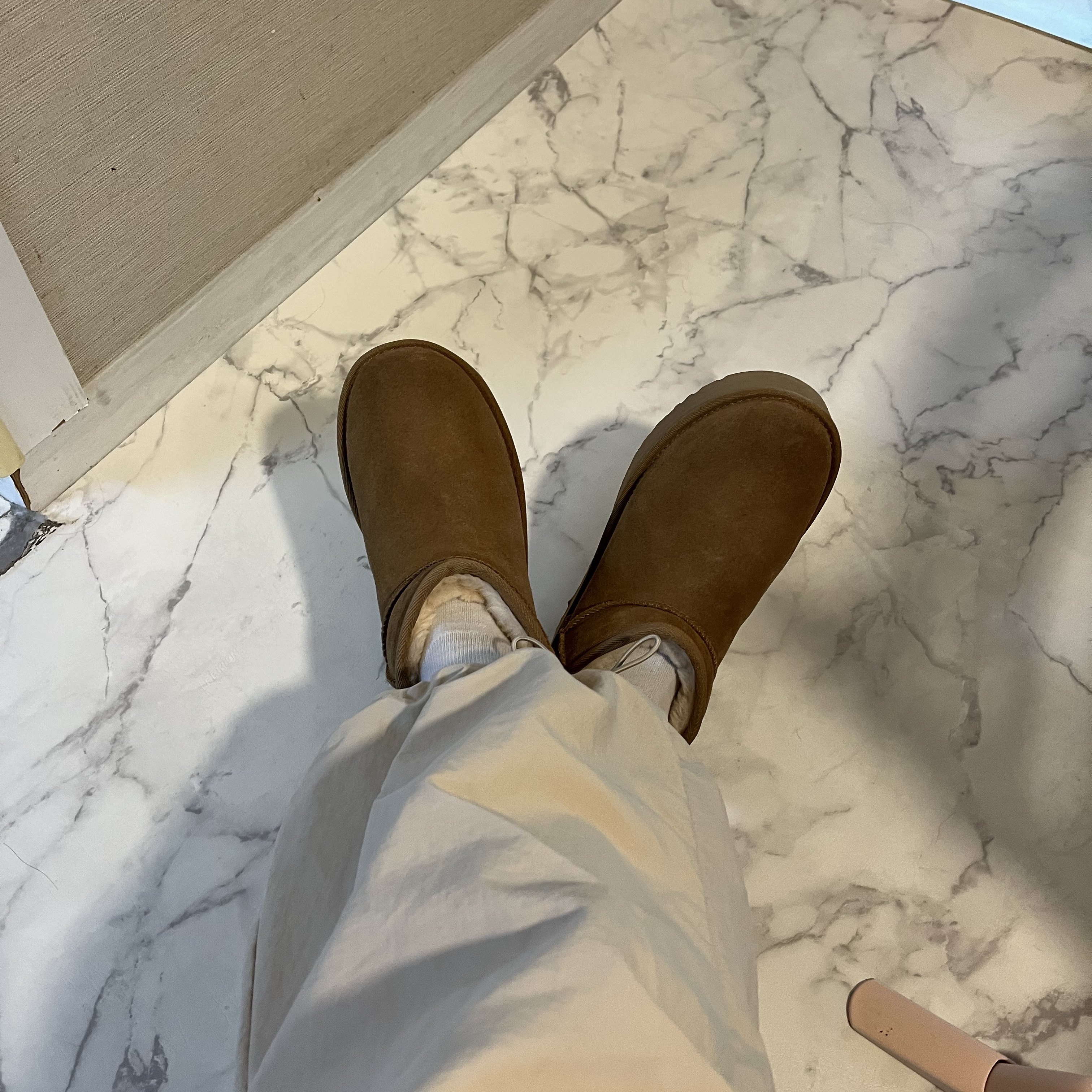 (W) UGG Classic Ultra Mini Platform Boots Chestnut 착용 스타일 - 2