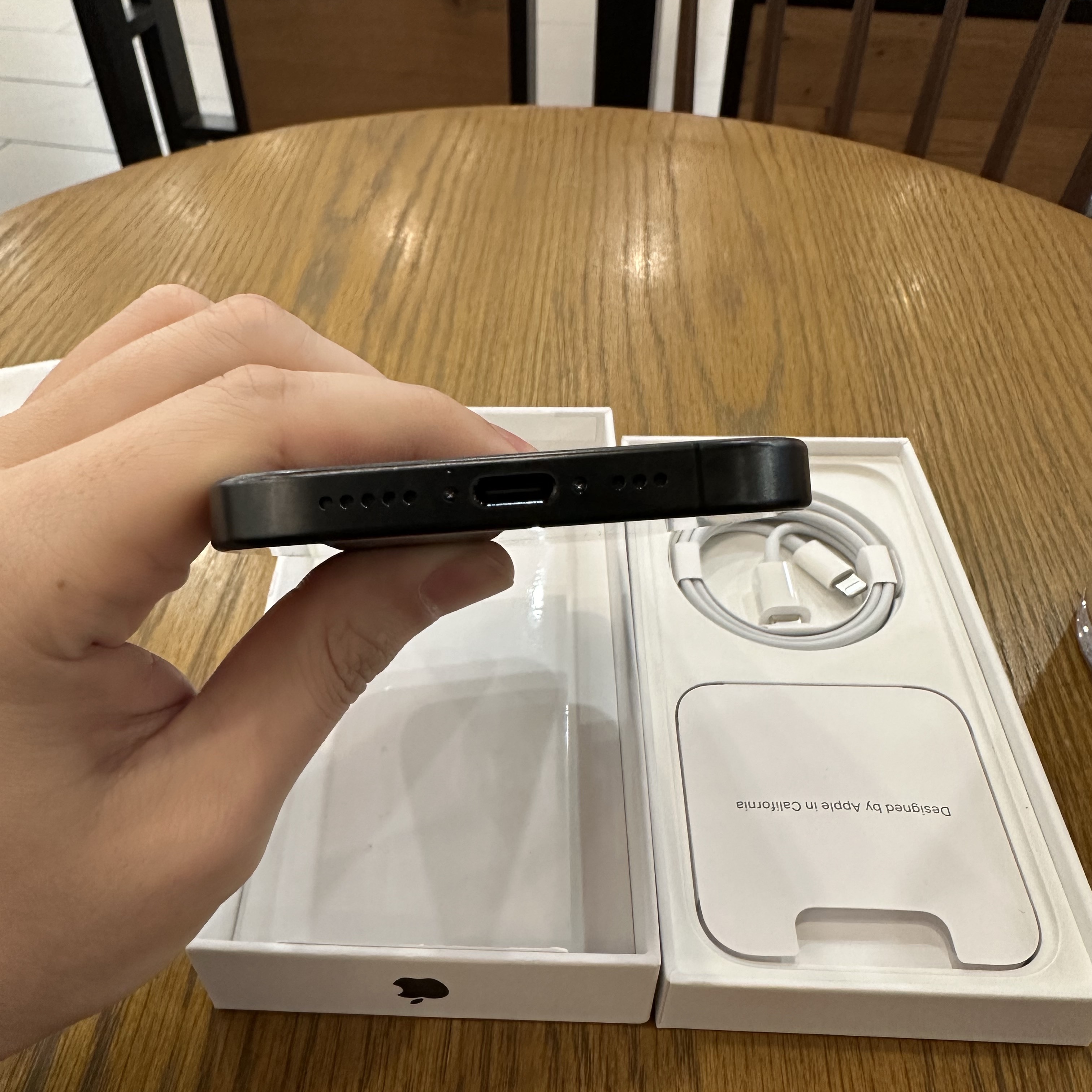 Apple iPhone 15 Pro 256GB Black Titanium (Korean Ver.) 착용 스타일 - 3