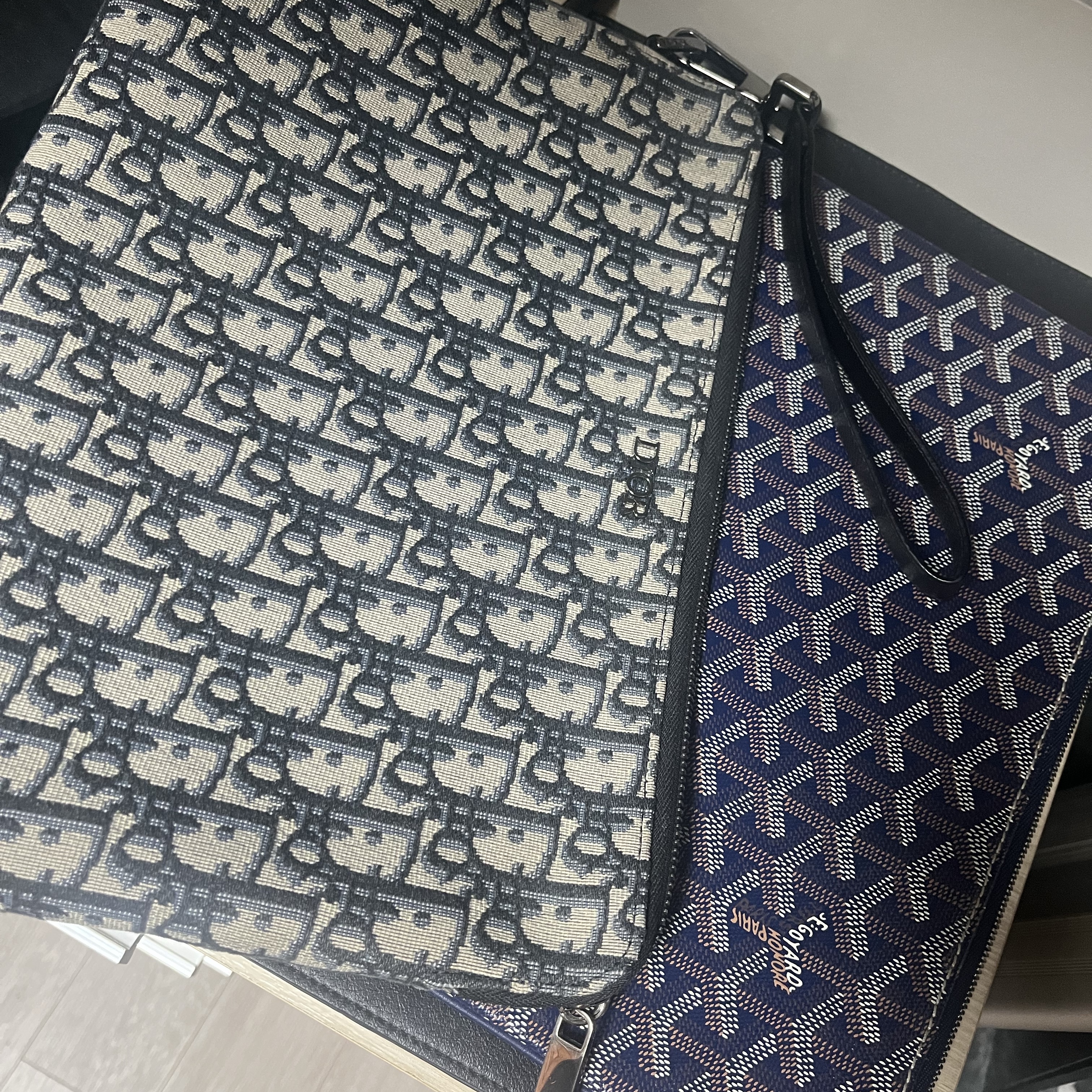 Dior A4 Pouch Beige & Black Dior Oblique Jacquard, Goyard Senat Pochette MM Navy Blue 착용 스타일