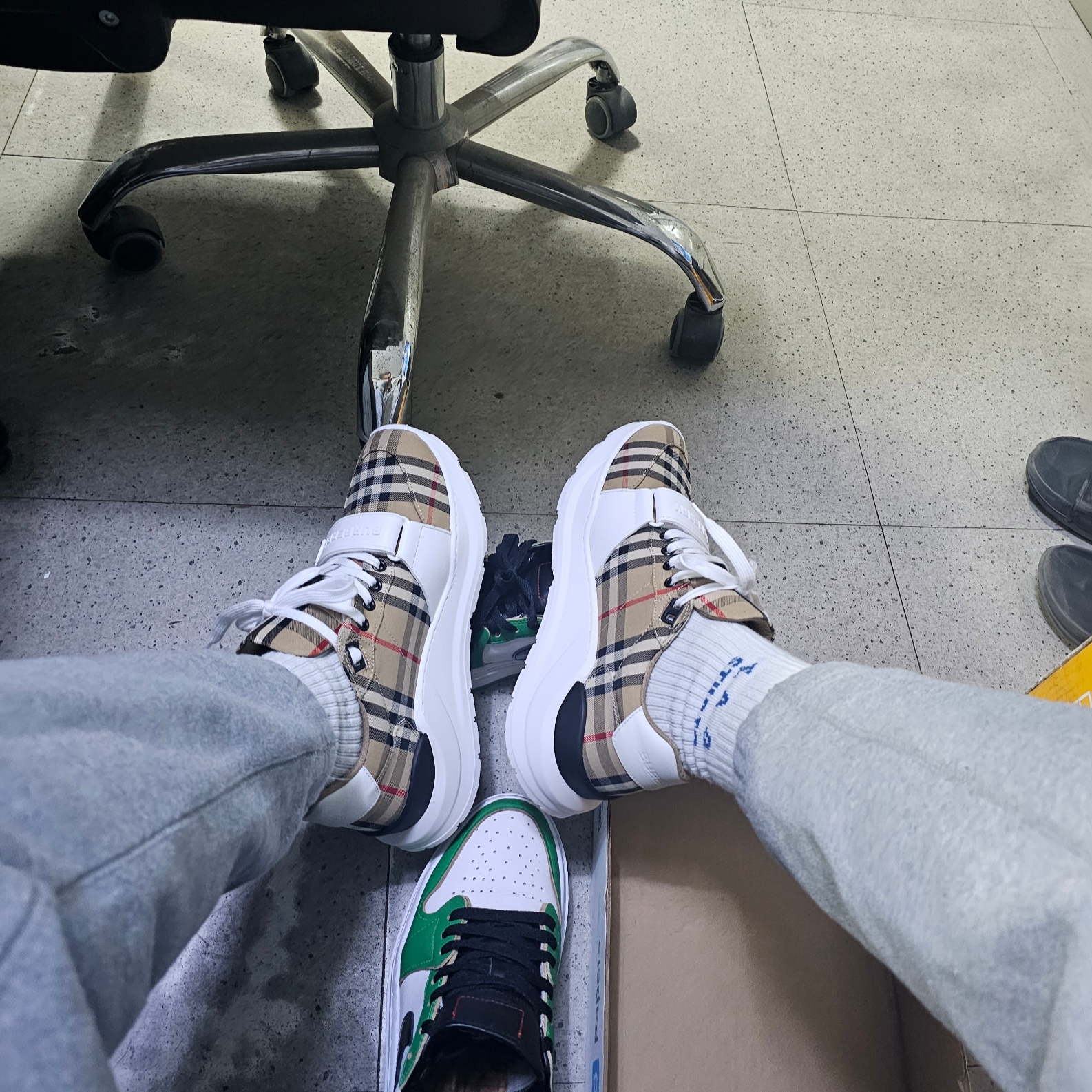 Burberry Vintage Check Suede Leather Sneakers Archive Beige 착용 스타일