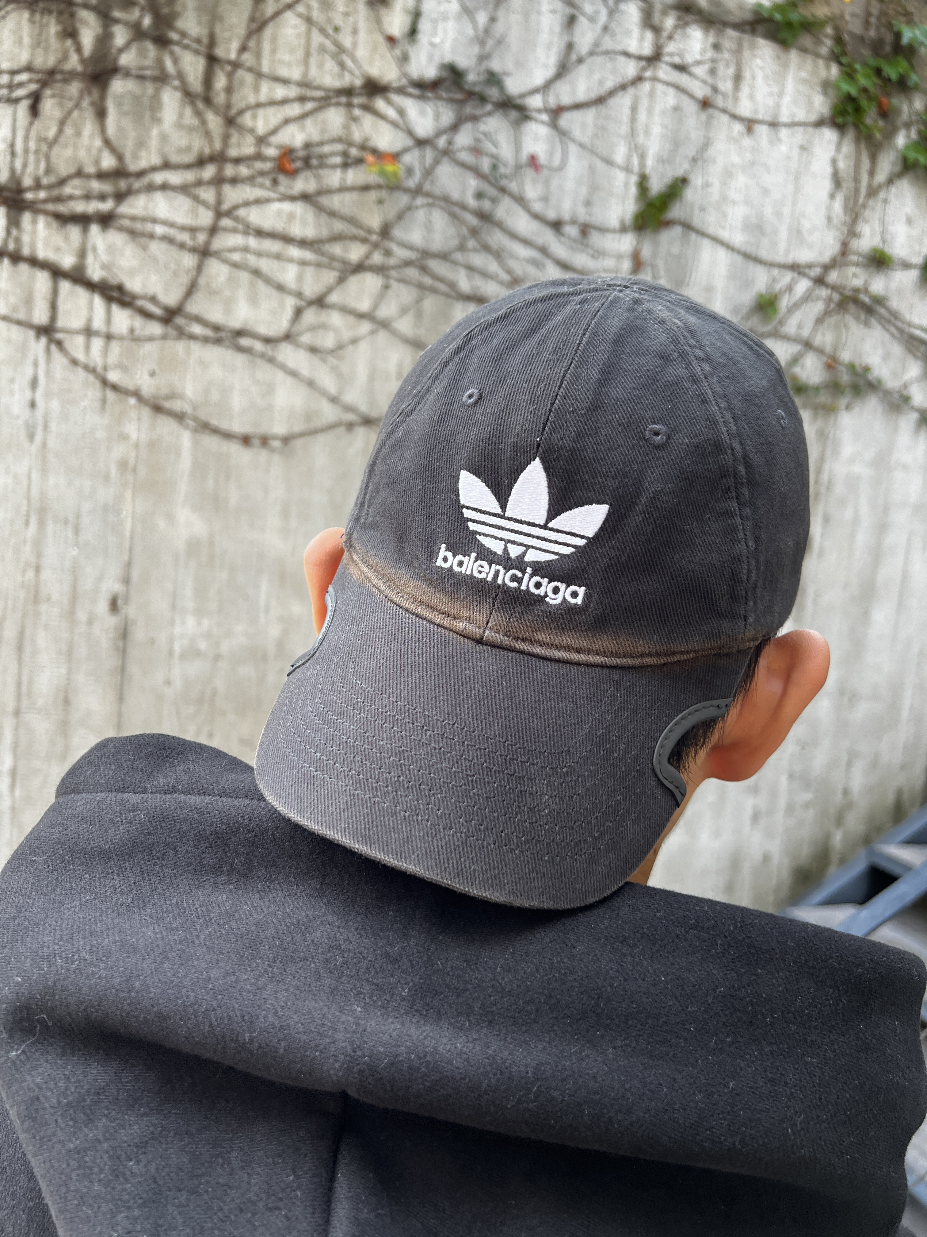 Balenciaga x Adidas Cap Black 착용 스타일 - 3