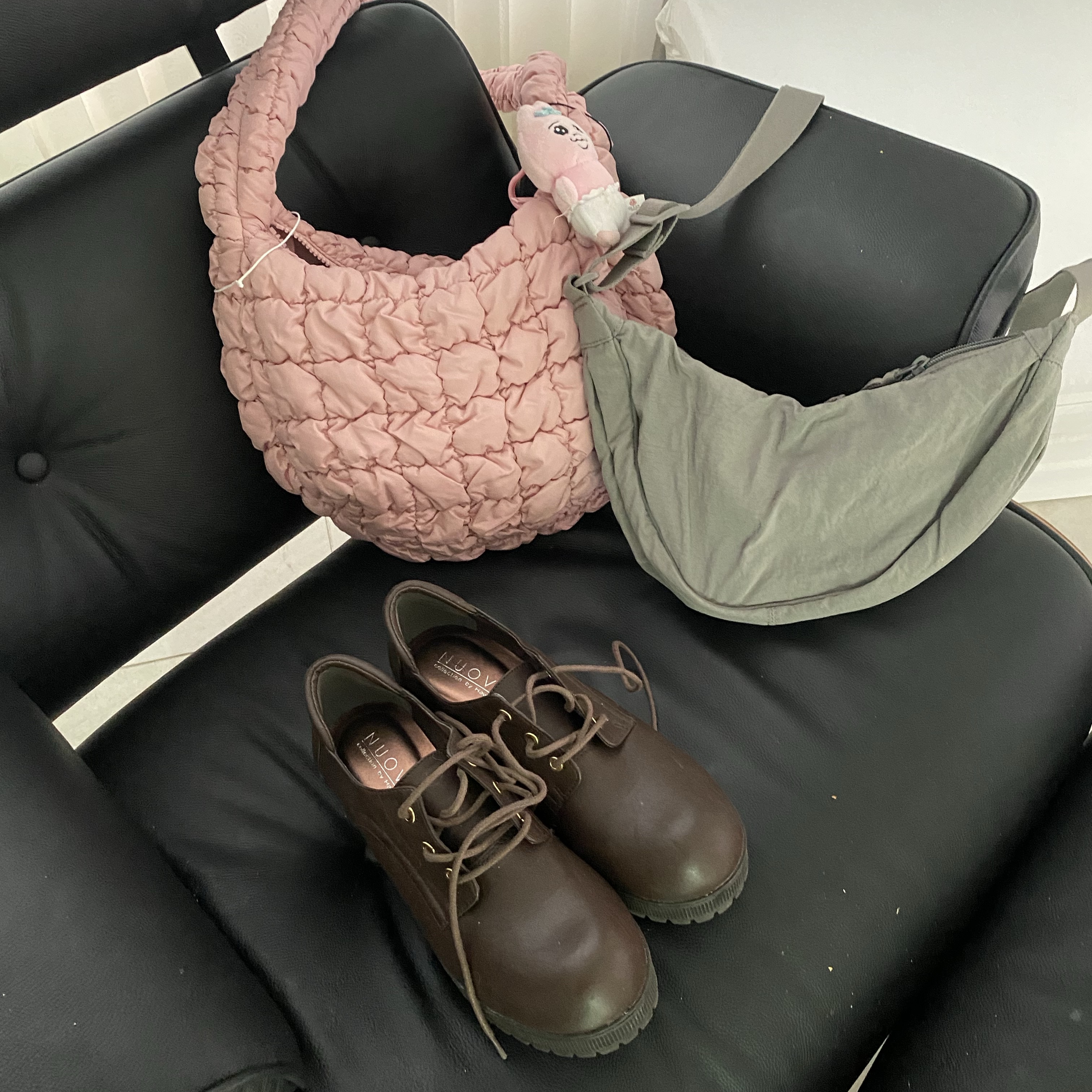 COS Quilted Messenger Bag Pink 착용 스타일 - 4