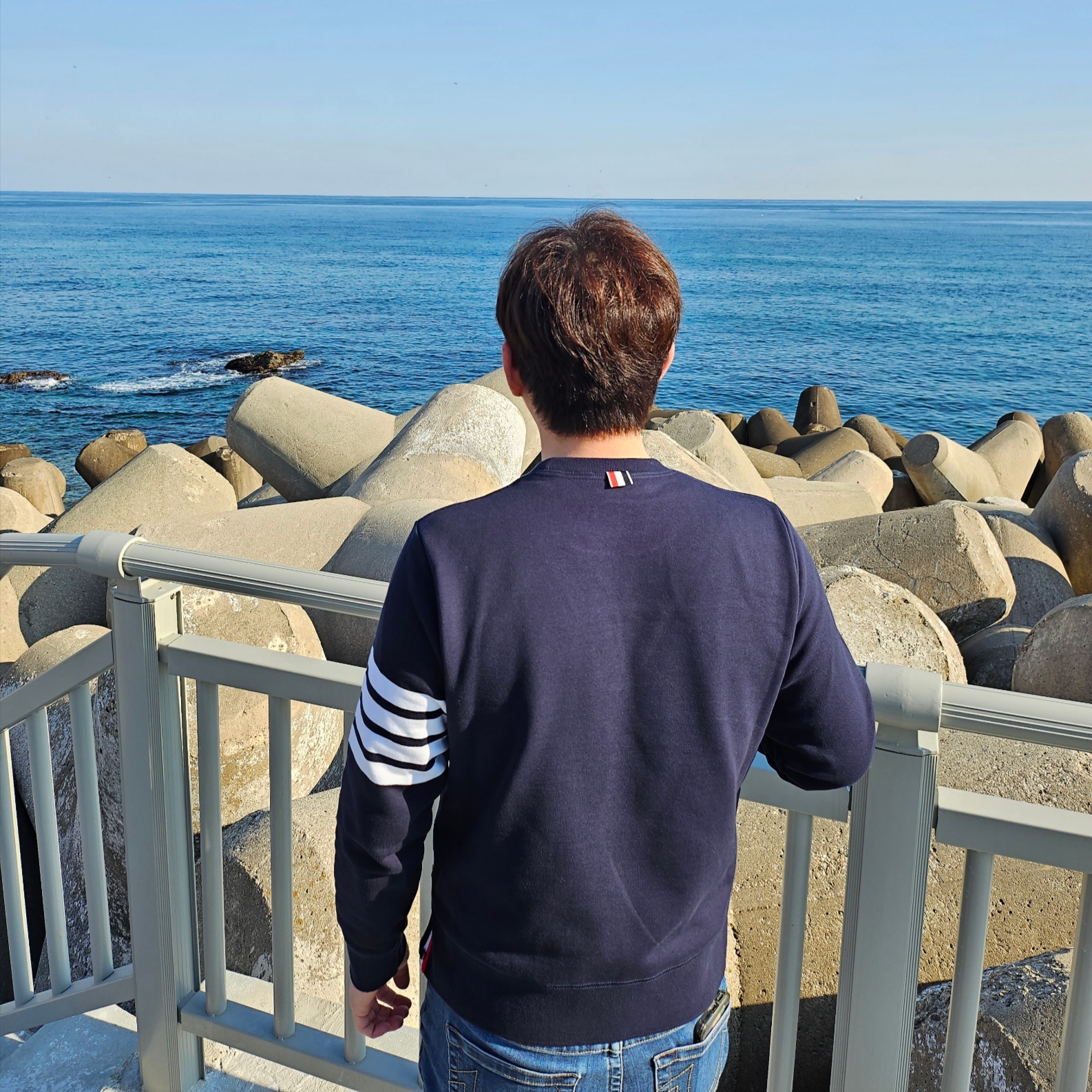 Thom Browne Engineered 4-Bar Sweatshirt Navy 착용 스타일