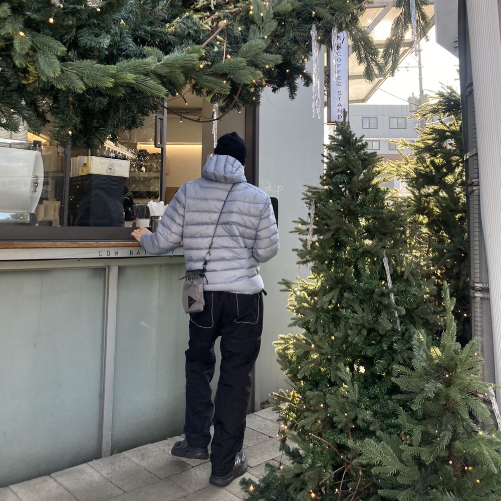 Arc'teryx Cerium Hoody Lucent, And Wander UL Sacoche with Dyneema Charcoal 착용 스타일
