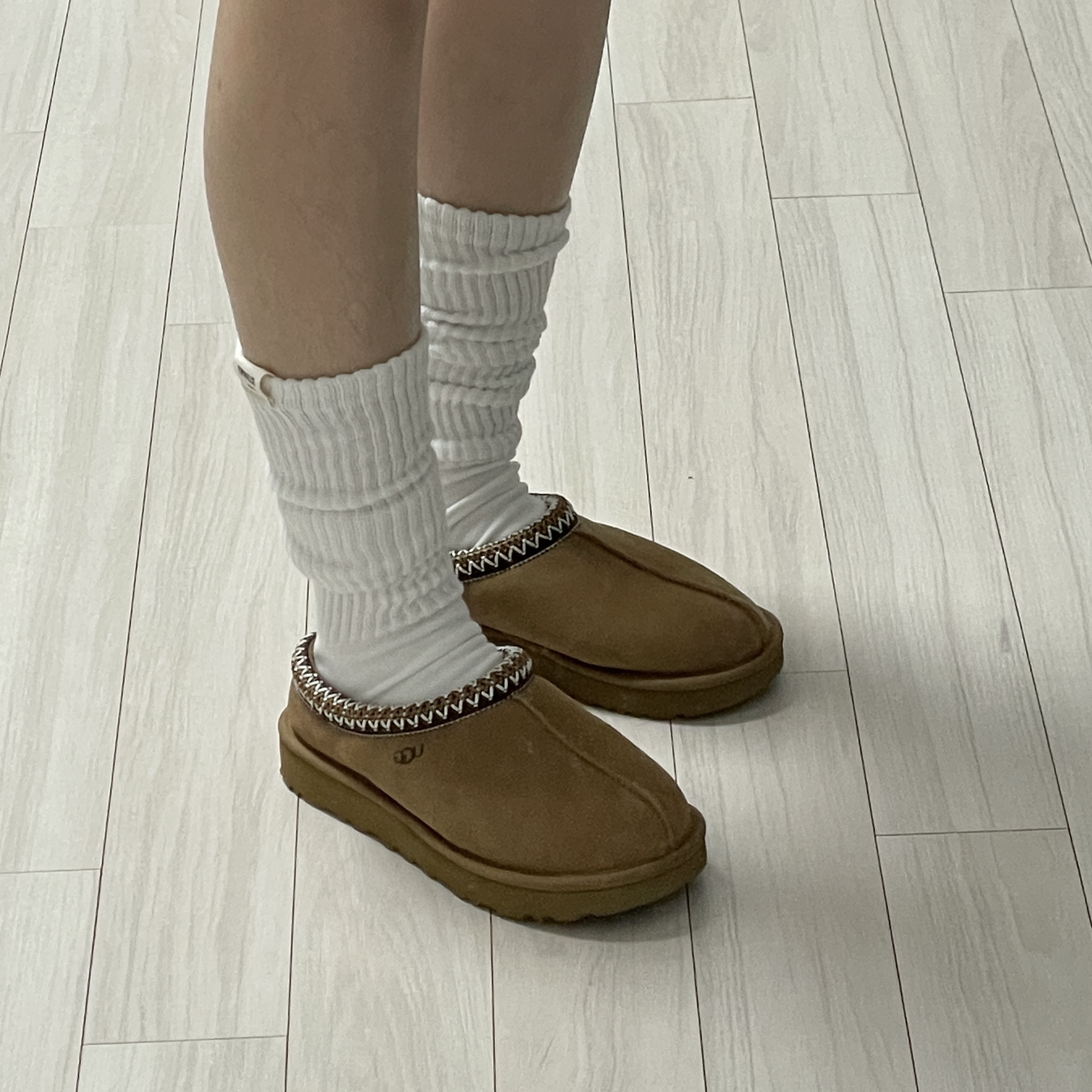 (W) UGG Tasman Slipper Chestnut 착용 스타일 - 2