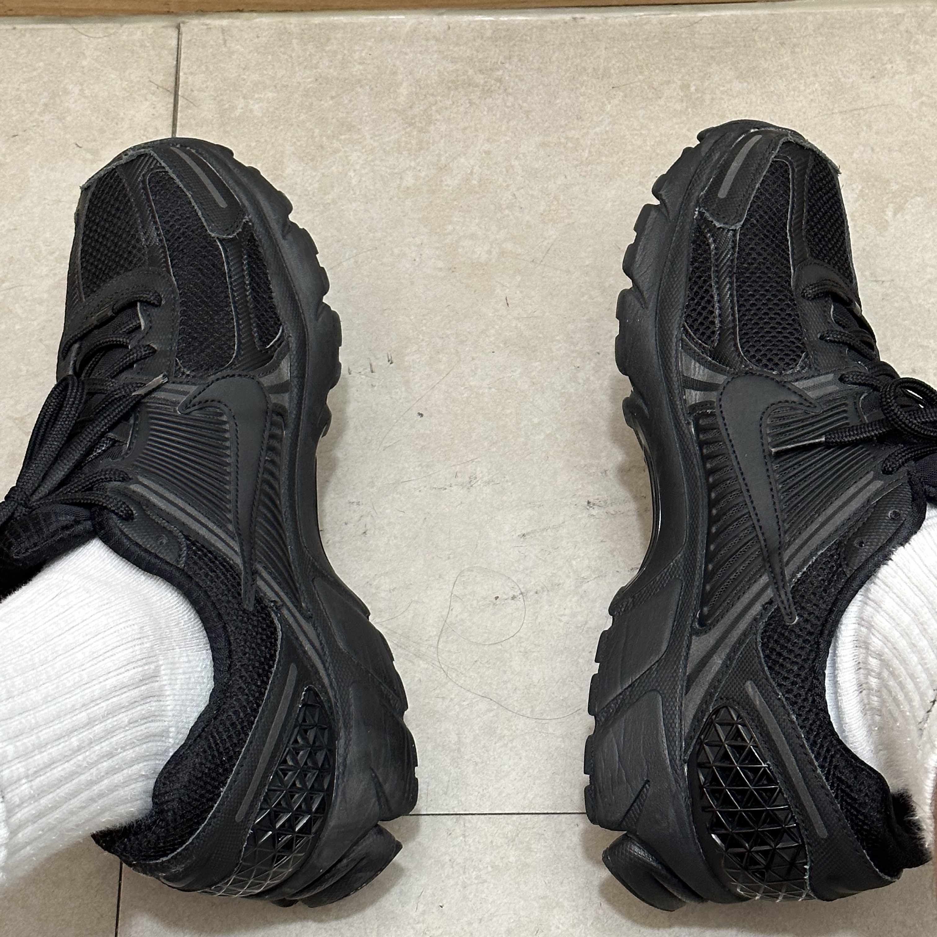 Nike Zoom Vomero 5 SP Black 착용 스타일 - 3