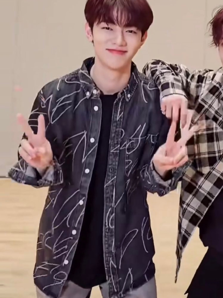Supreme Handwriting Jacquard Denim Shirt Washed Black - 23FW 착용 스타일