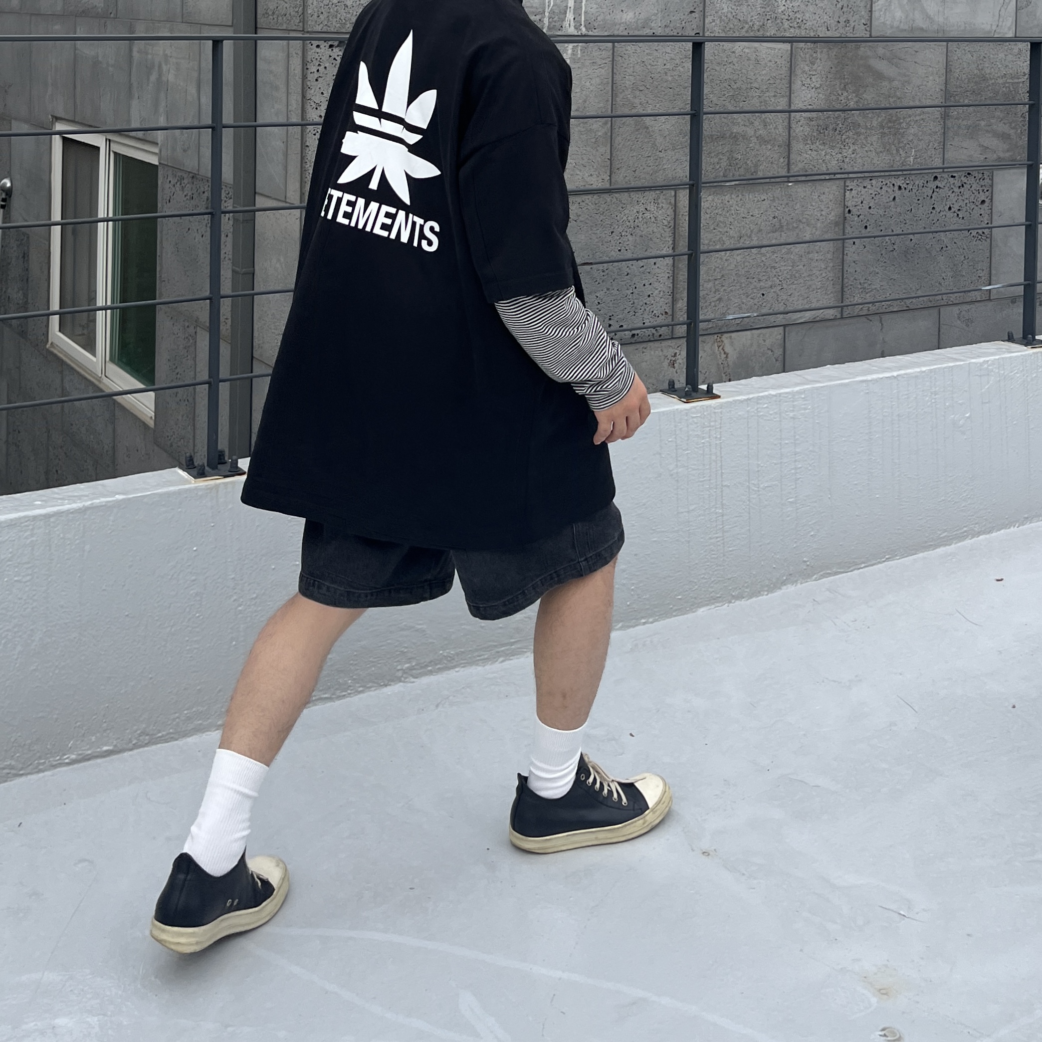 Rick Owens Full Grain Calf Leather Strobe Low Sneakers Black Milk White 착용 스타일 - 3