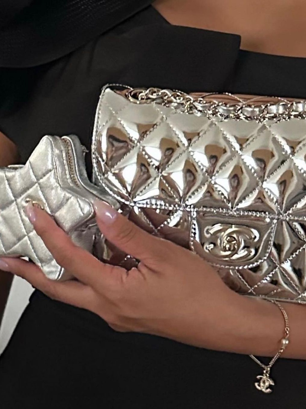 Chanel Star Handbag Metallic Lambskin & Gold Silver 착용 스타일 - 3