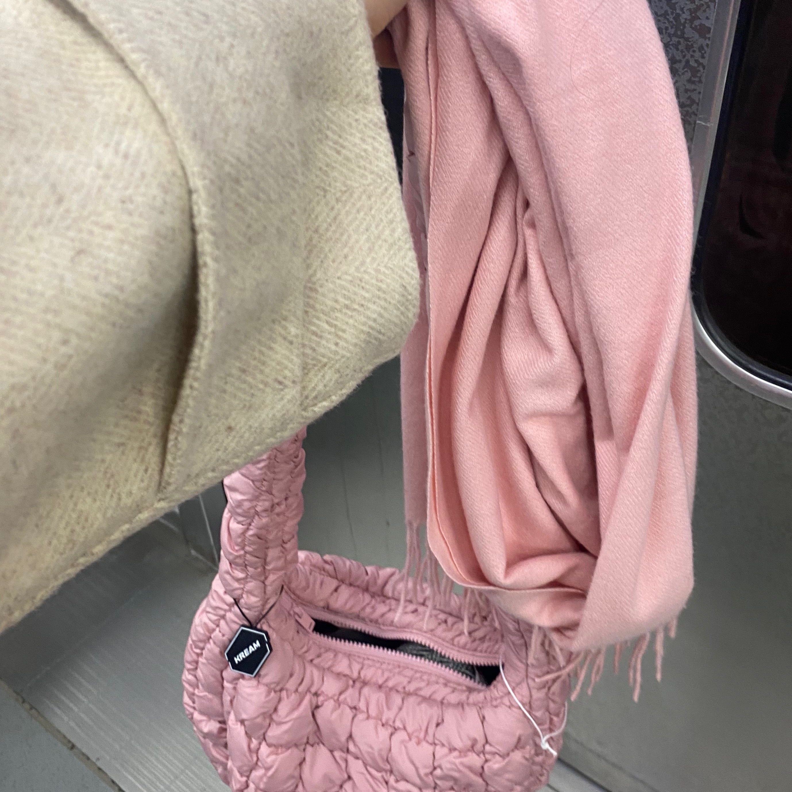 COS Quilted Messenger Bag Pink 착용 스타일 - 7