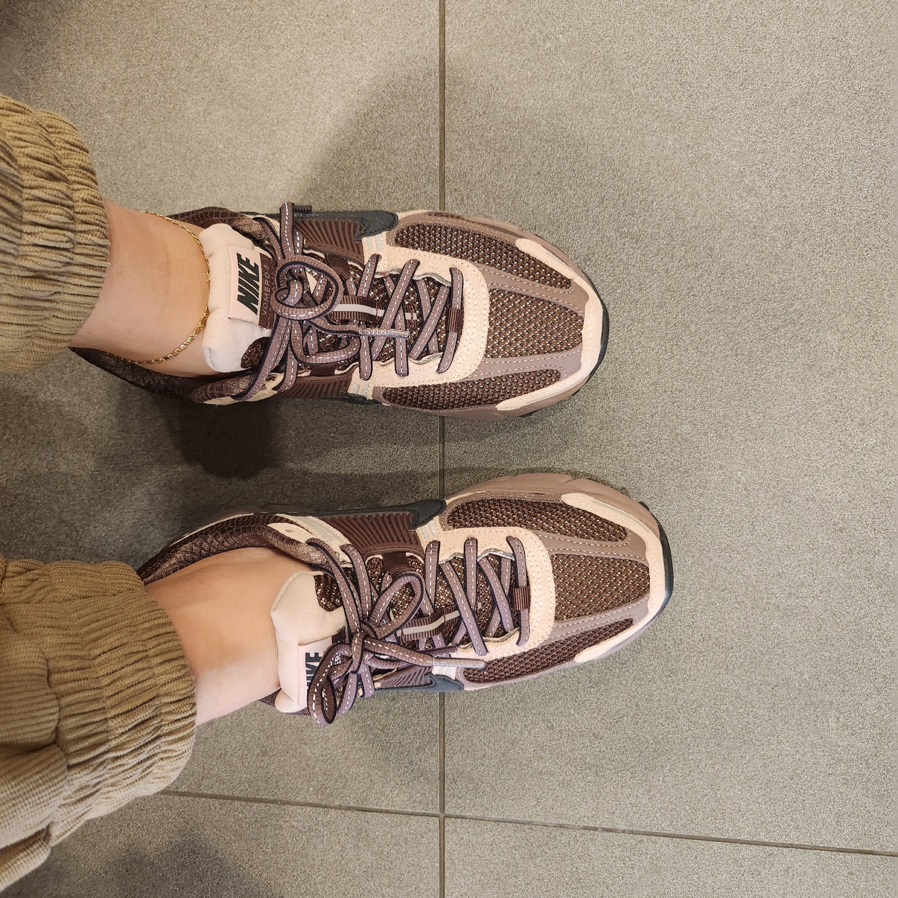 (W) Nike Zoom Vomero 5 Pink Oxford and Plum Eclipse 착용 스타일