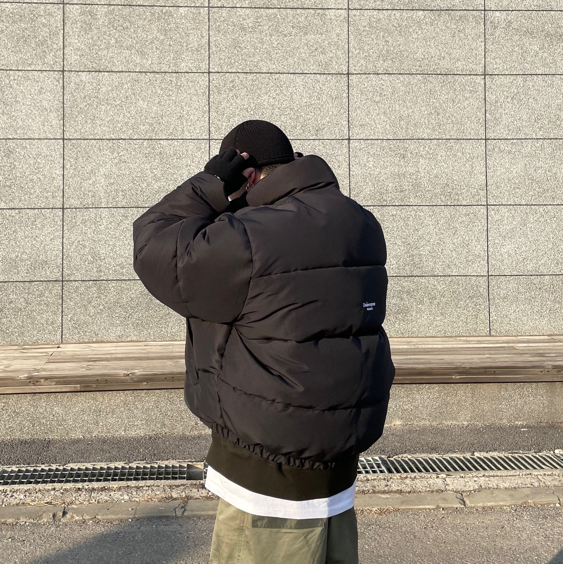 Undermycar Mu.15 Anti Fxxking Logo Play Triple Logo Crop Padding Jacket Black 착용 스타일 - 4