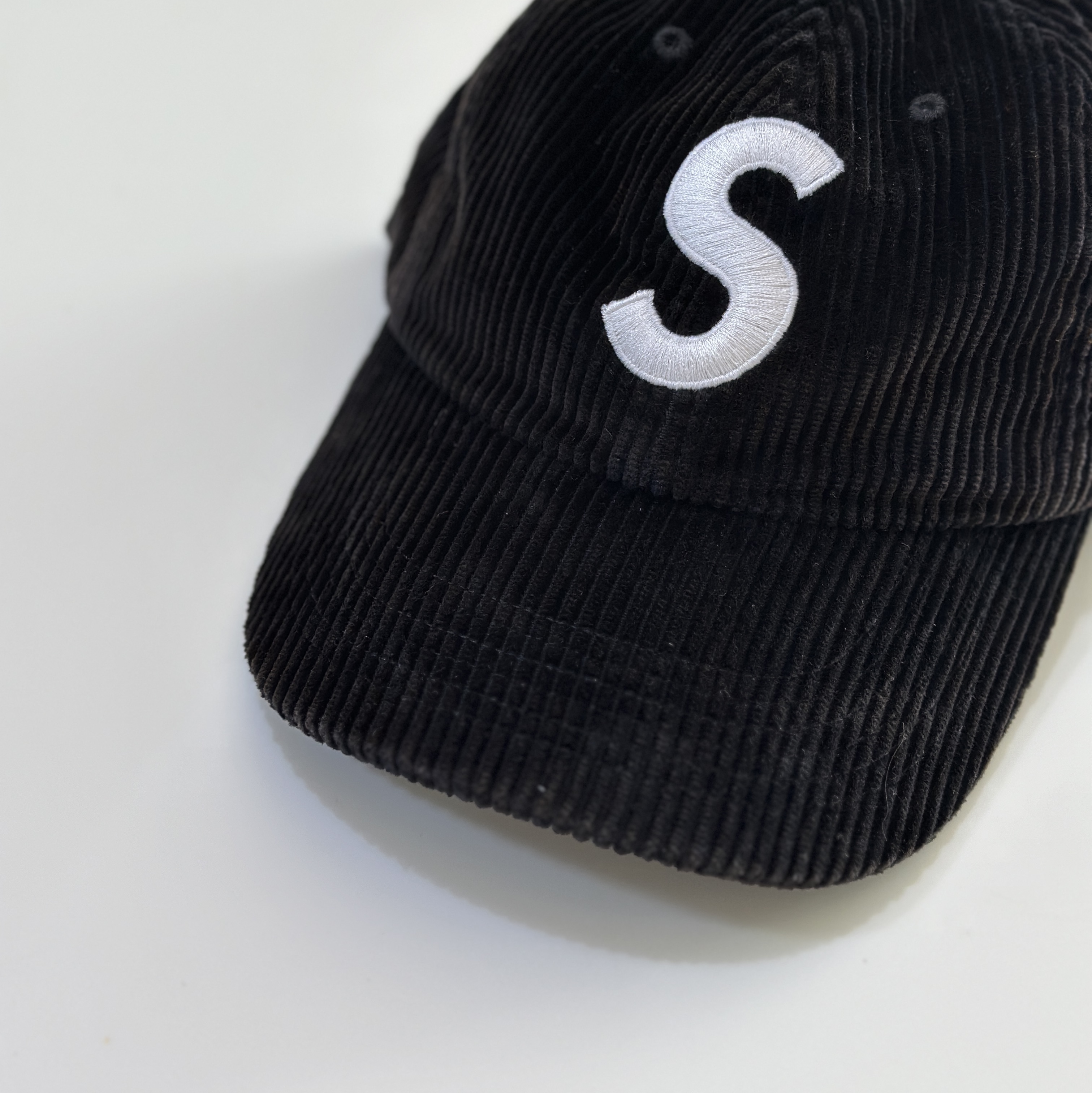 Supreme Corduroy S Logo 6-Panel Black - 23FW 착용 스타일