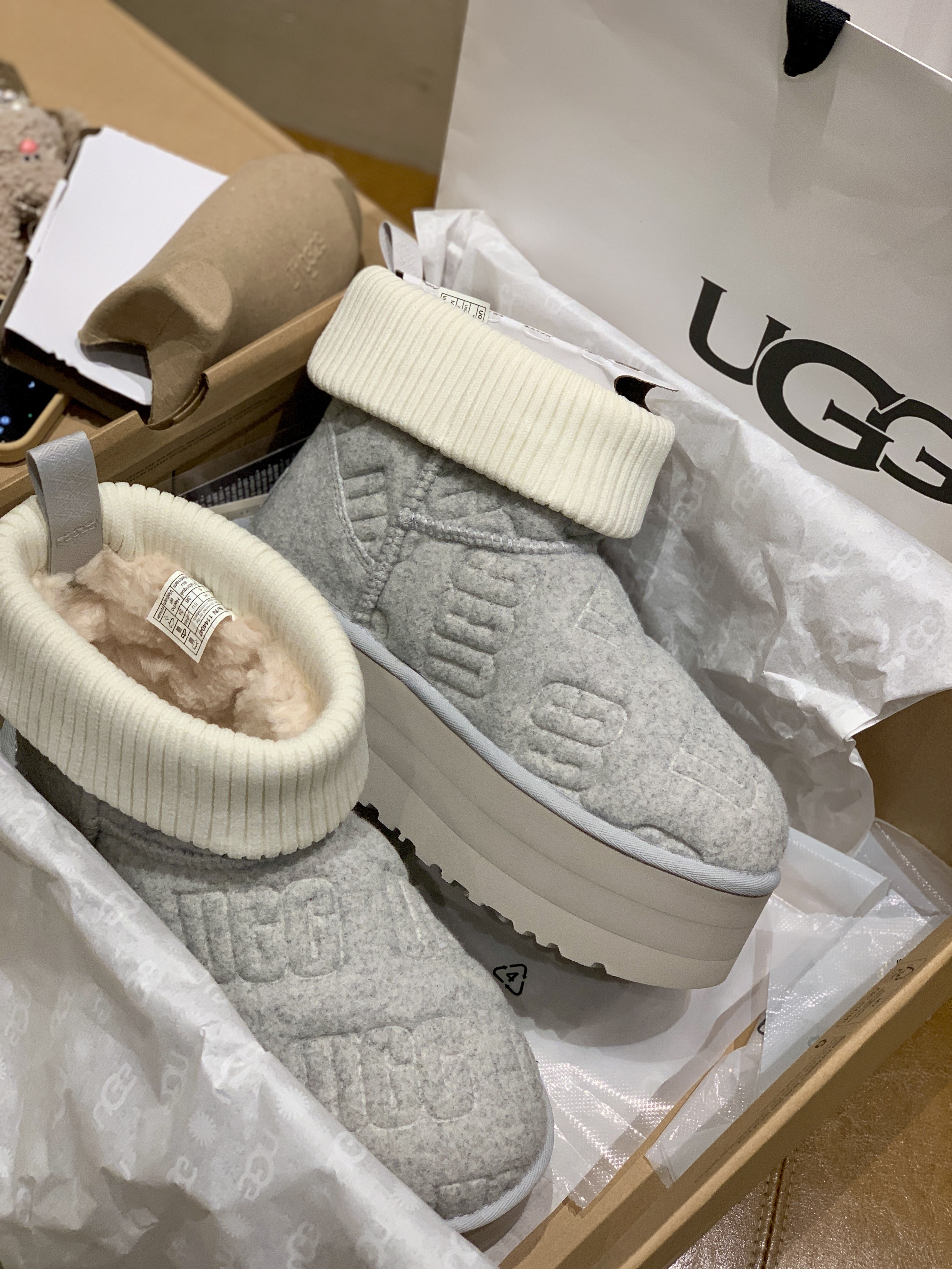 (W) UGG Classic Mini Platform Felted Grey, (W) UGG Ultra Mini UGG Fluff Chestnut 착용 스타일 - 8
