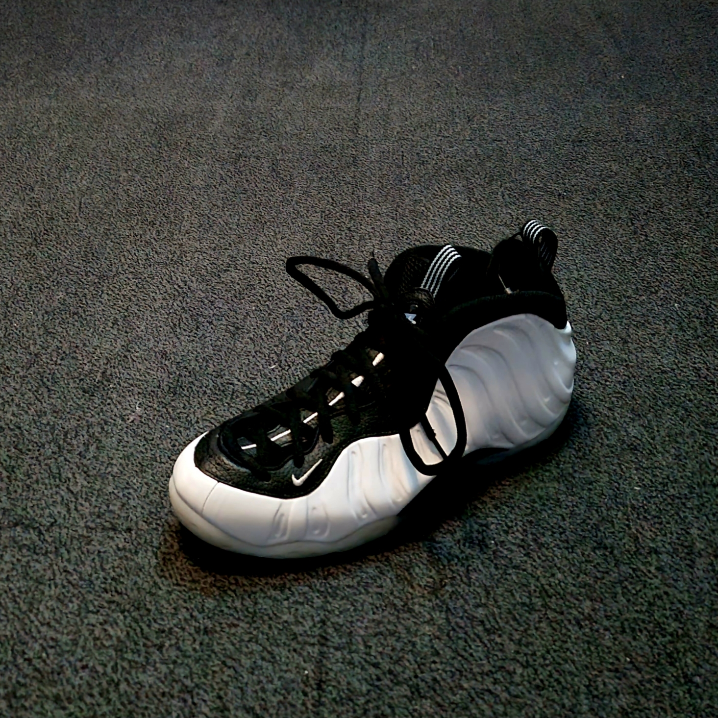 Nike Air Foamposite One White and Black 착용 스타일