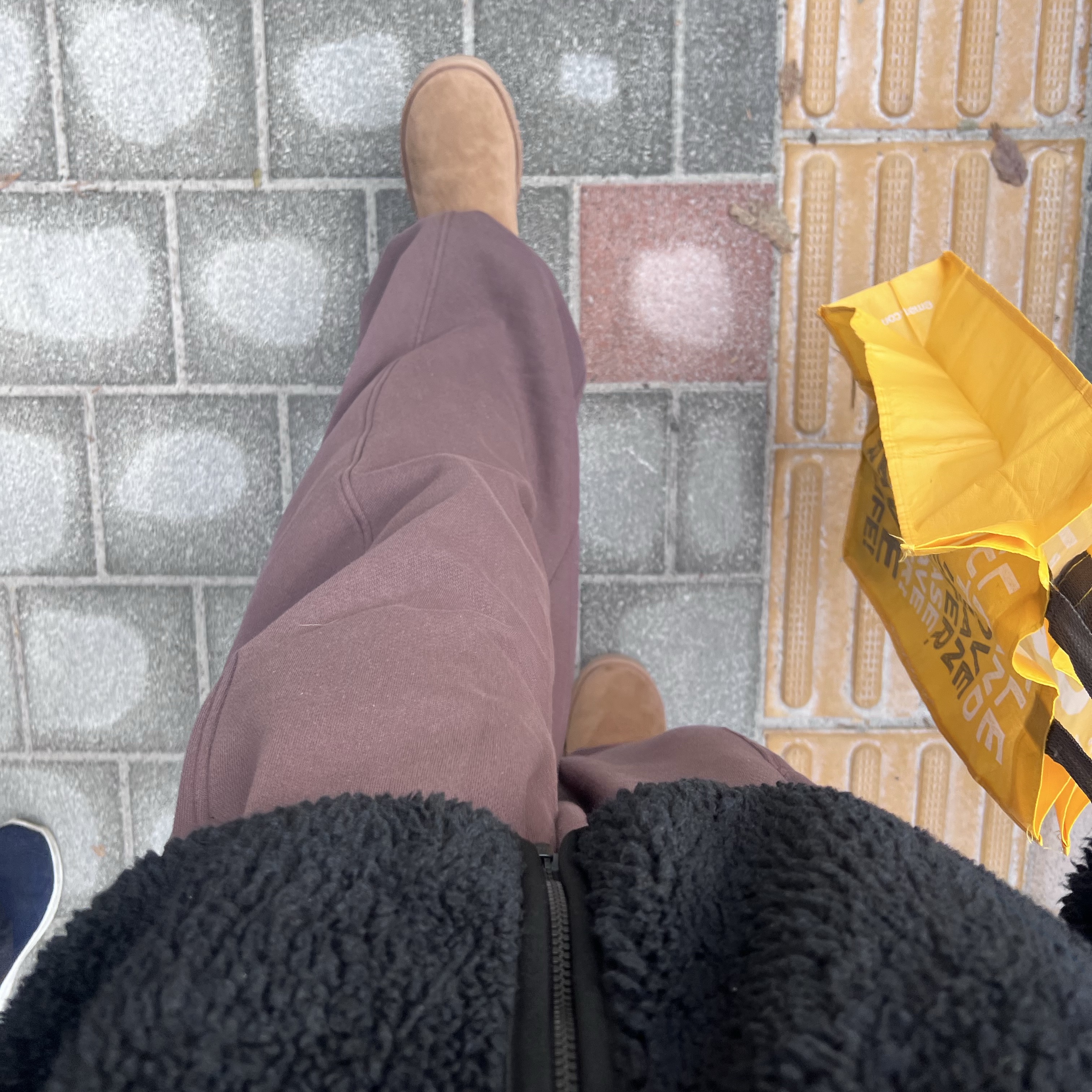 (W) UGG Classic Ultra Mini Boots Chestnut, Stussy Sherpa Paneled Hooded Jacket Black 착용 스타일