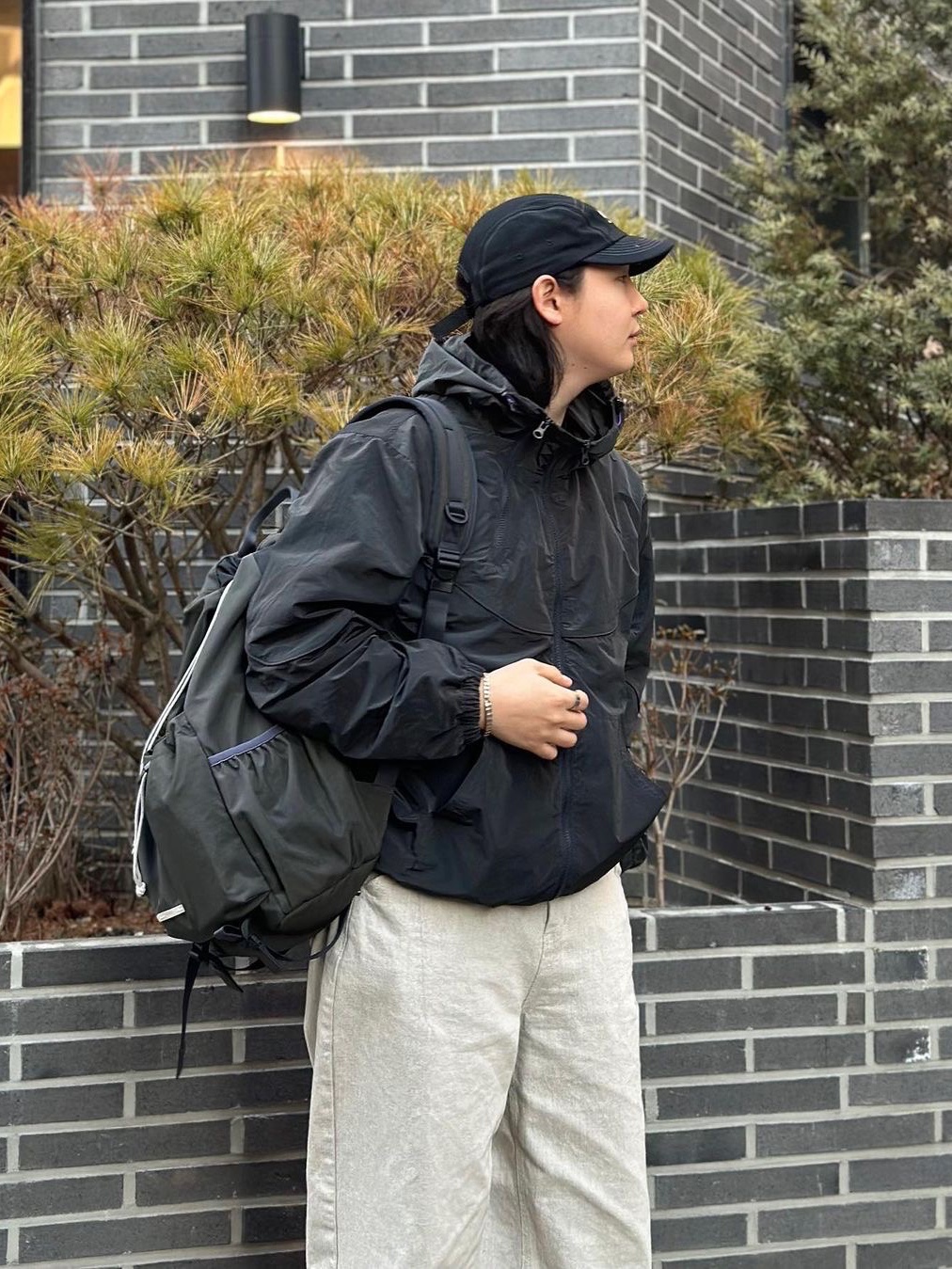 RAWROW String Backpack Ep.2 750 Charcoal 착용 스타일 - 3