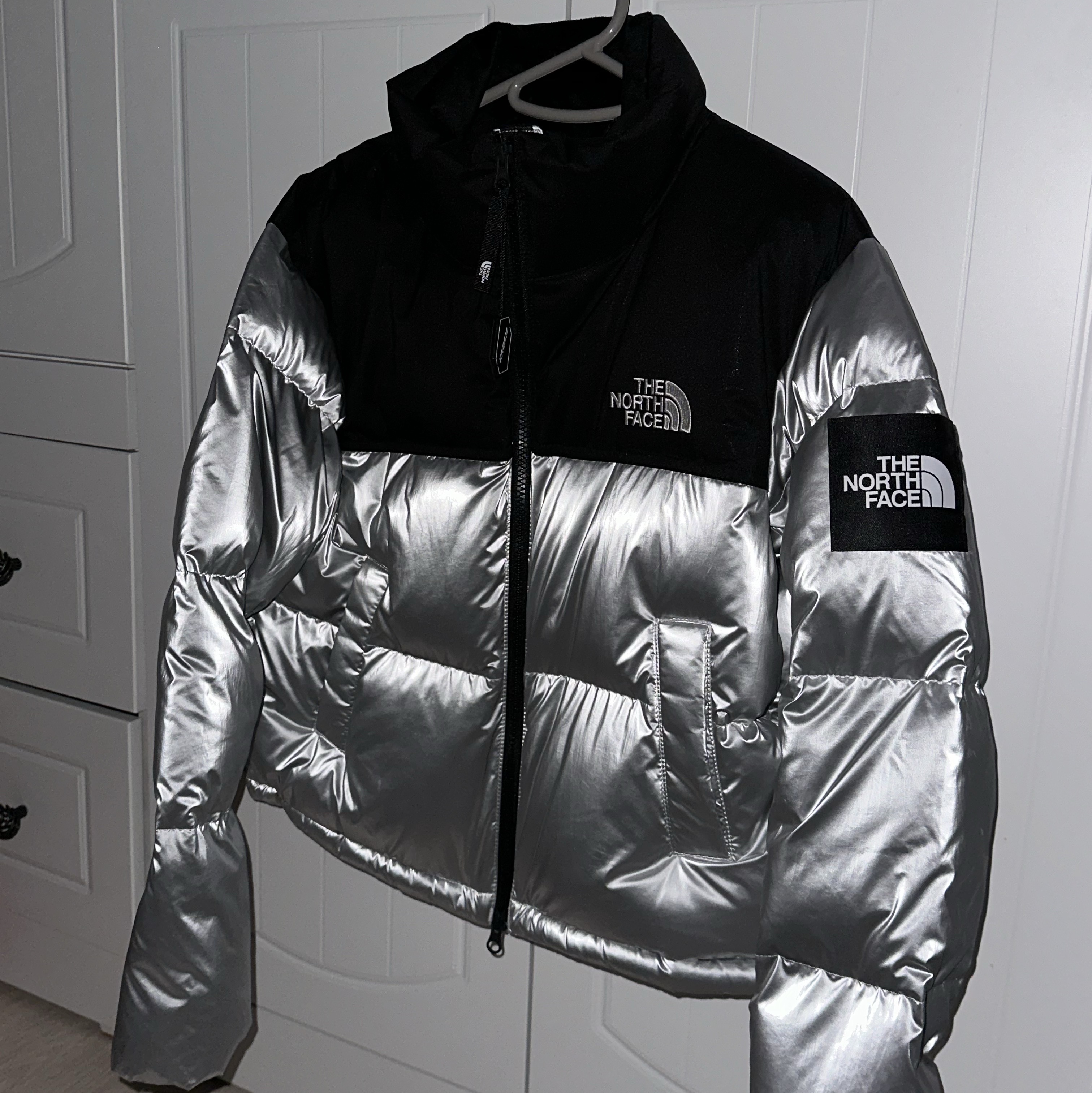 (W) The North Face White Label Novelty Nuptse Down Jacket Silver 착용 스타일 - 4