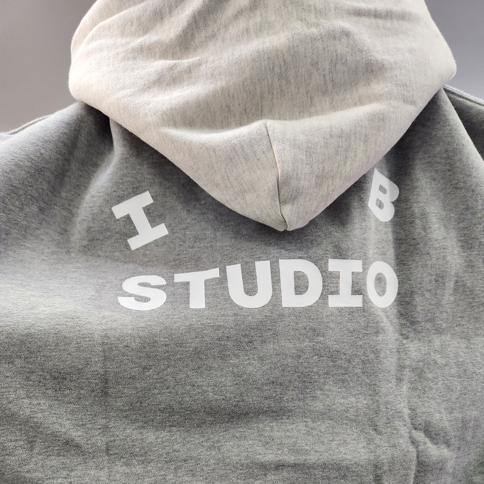 IAB Studio Hoodie Dual Gray 착용 스타일