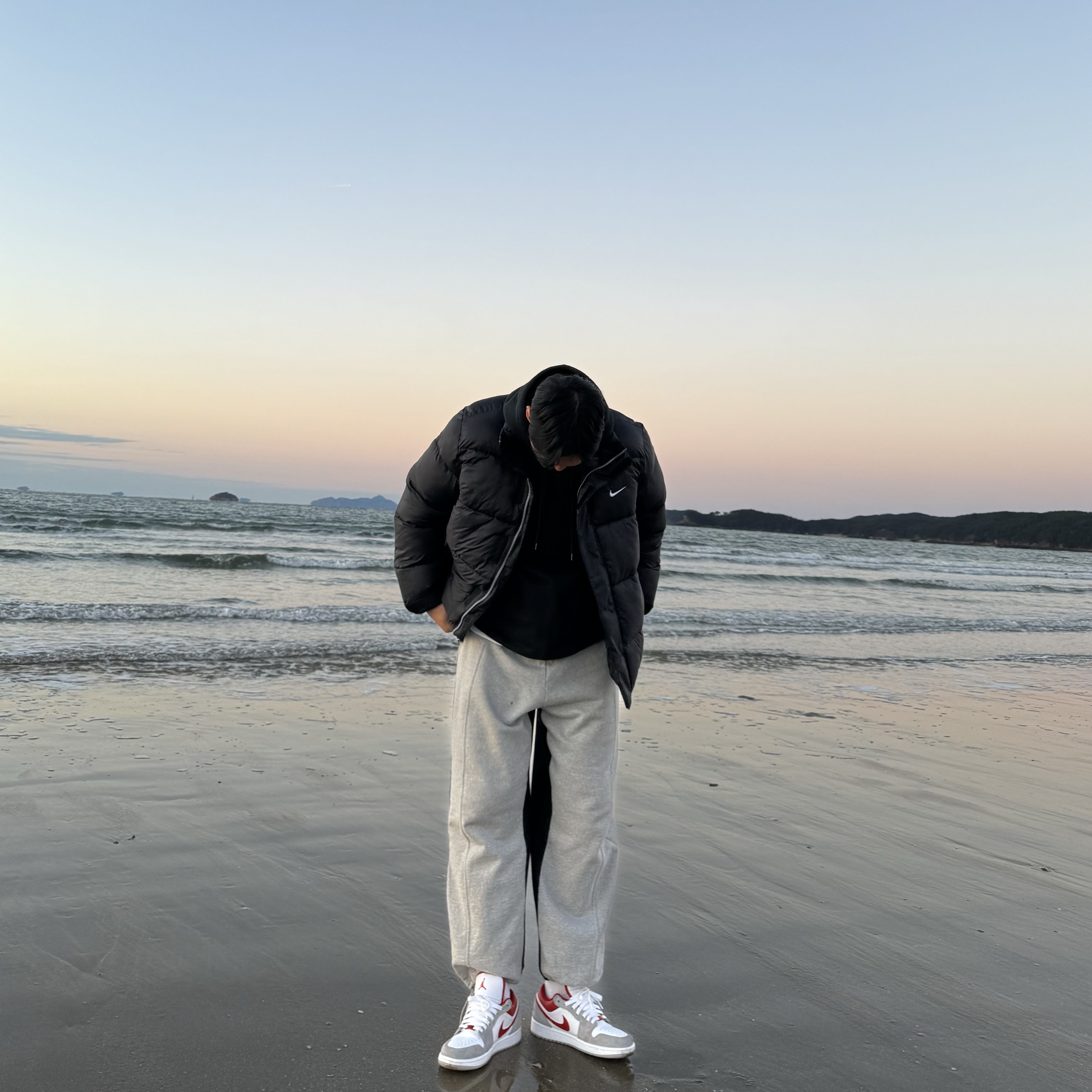 Nike Life Therma-Fit Puffer Jacket Black - Asia, Jordan 1 Low SE Light Smoke Grey Gym Red 착용 스타일