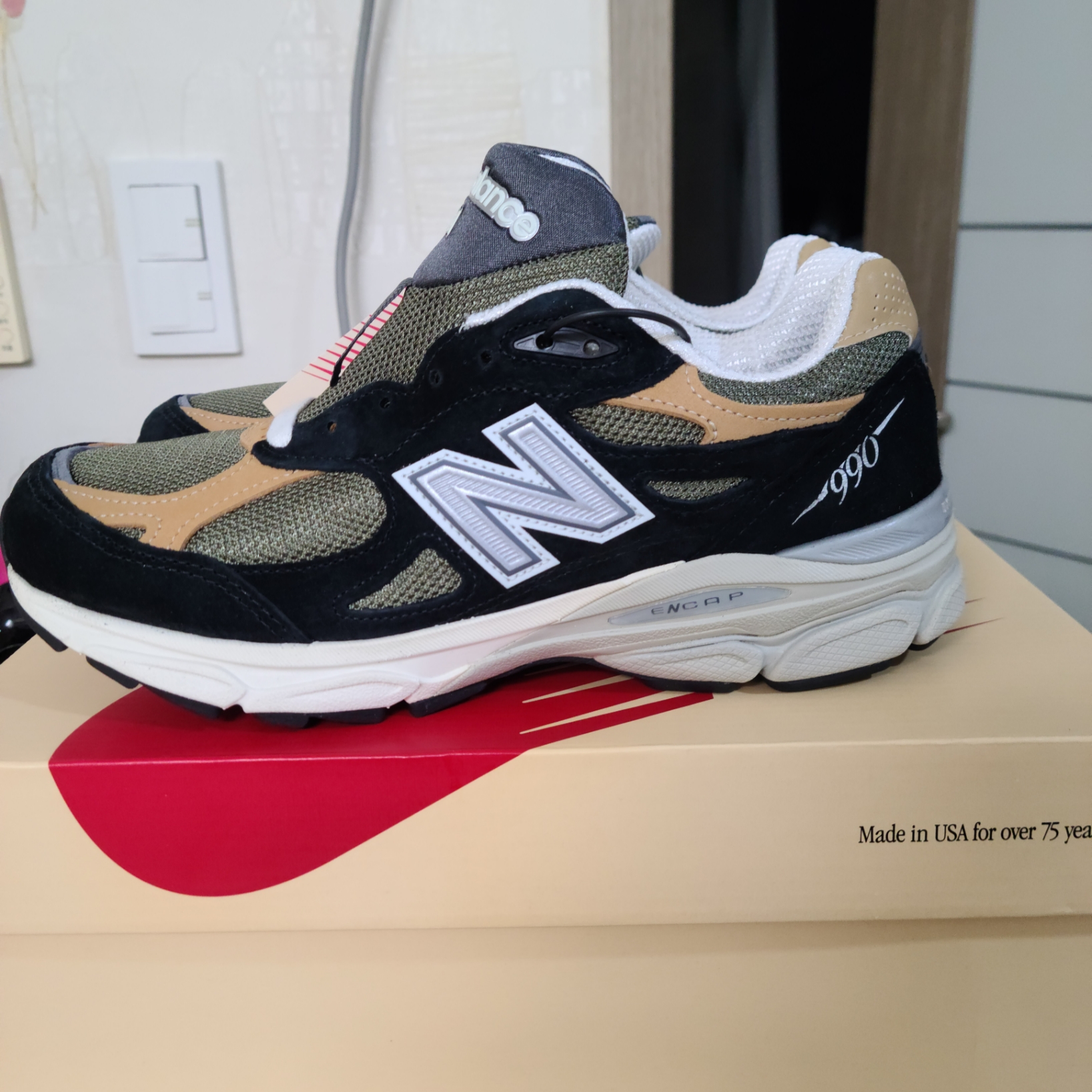 New Balance 990v3 Made in USA Black Tan 착용 스타일 - 1