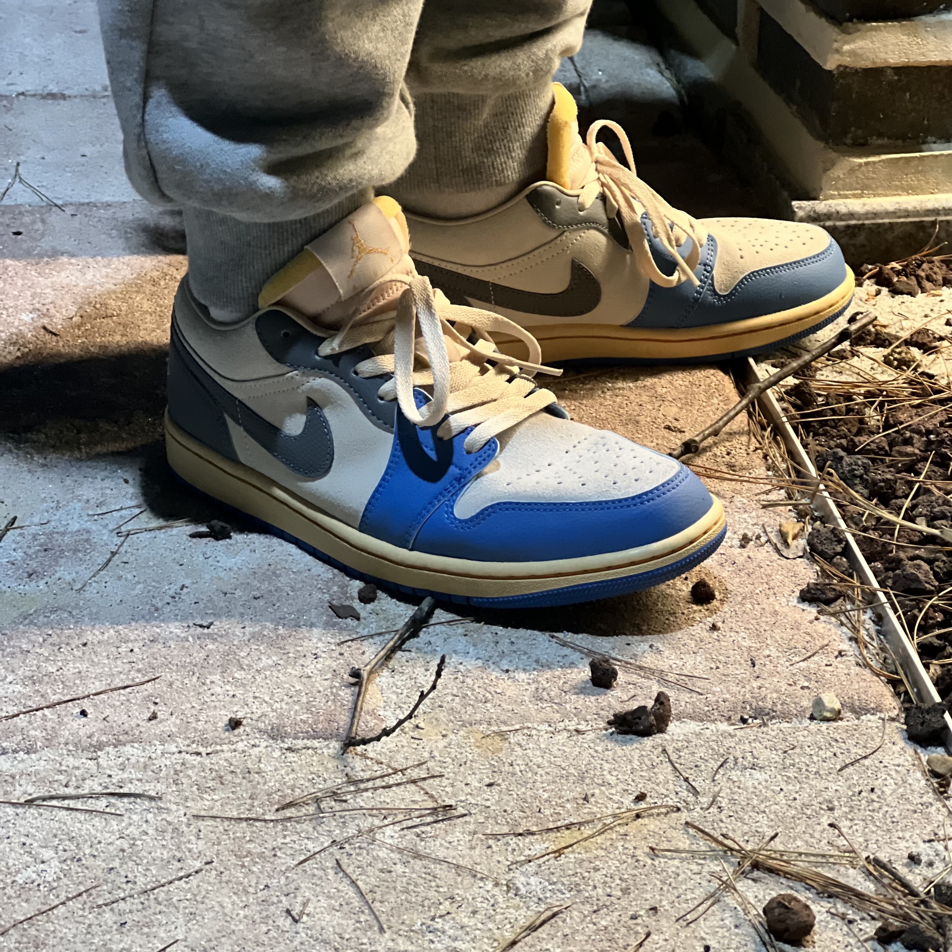 Jordan 1 Low SE Tokyo 96, (W) Jordan 1 Low White Wolf Grey 착용 스타일 - 2