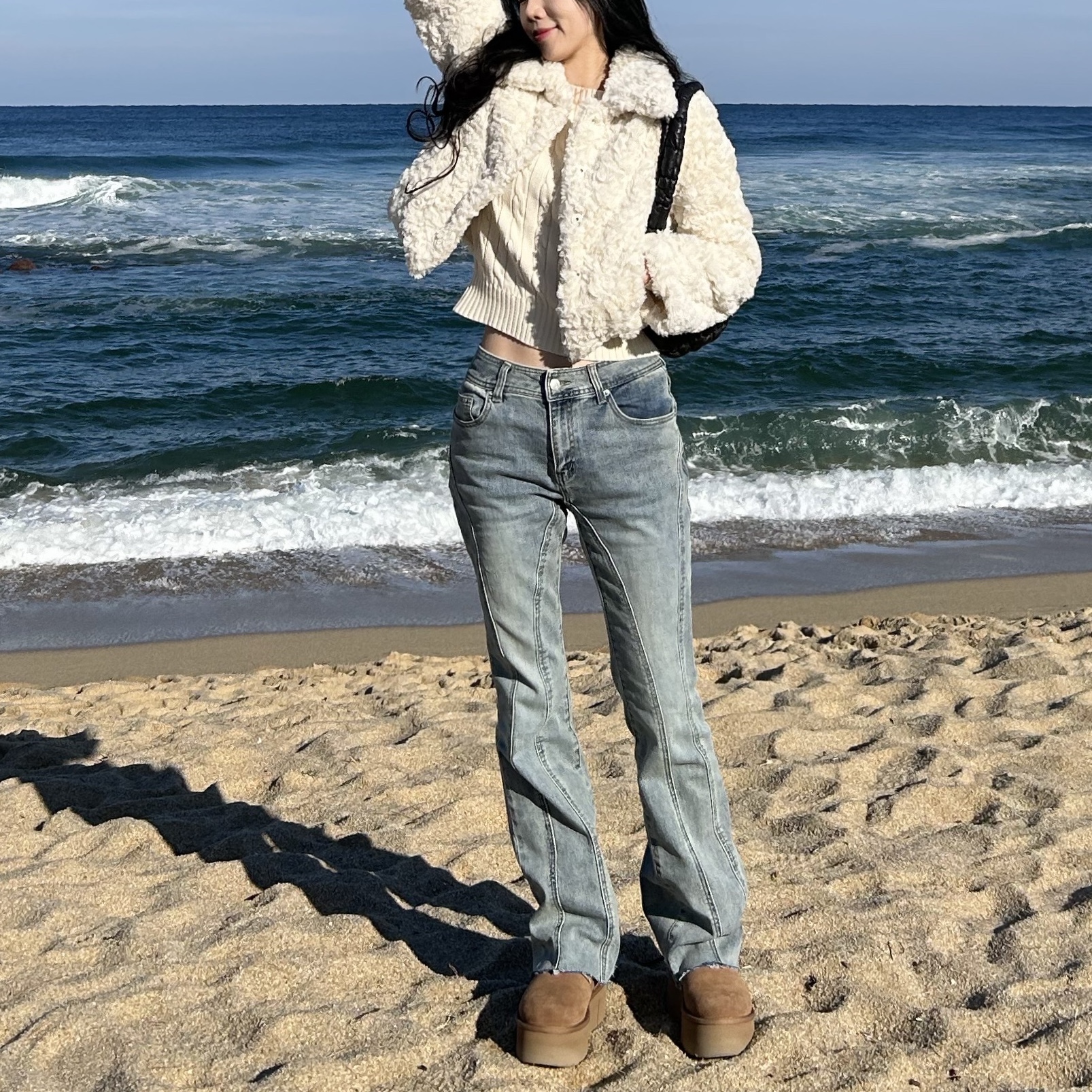COS Quilted Mini Bag Leather Black, (W) UGG Classic Ultra Mini Platform Boots Chestnut 착용 스타일