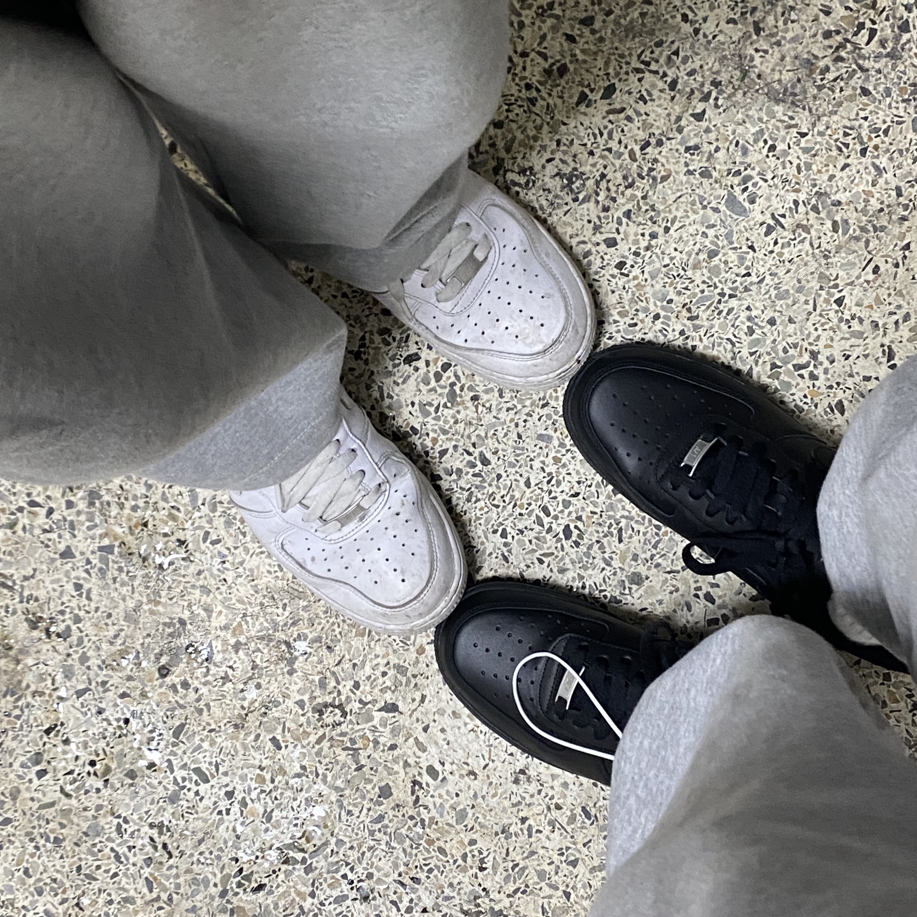 Nike Air Force 1 '07 Low Triple Black 착용 스타일