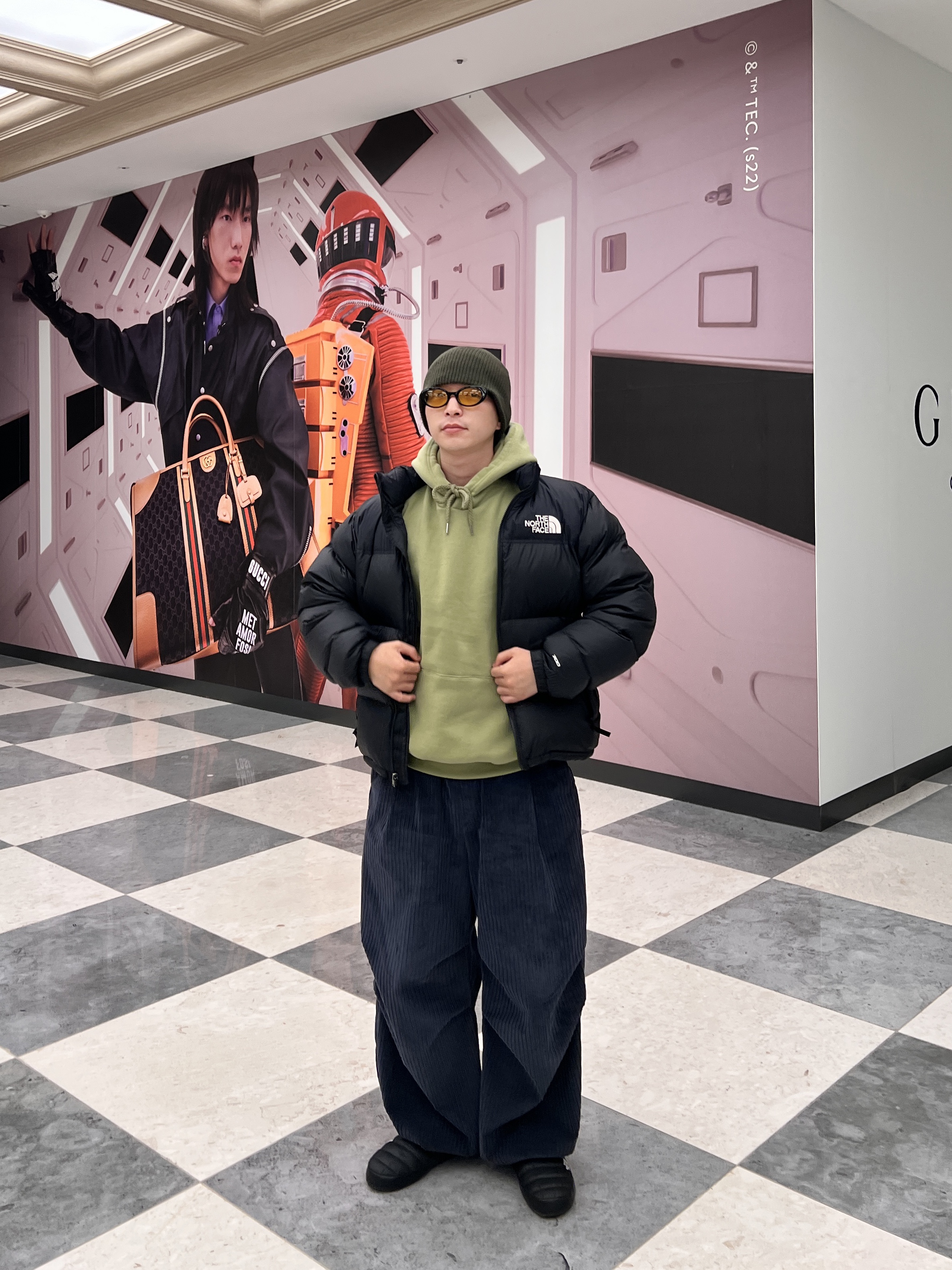 The North Face 1996 Retro Nuptse Jacket Black, The North Face Thermoball Traction Mule V Black 착용 스타일 - 3