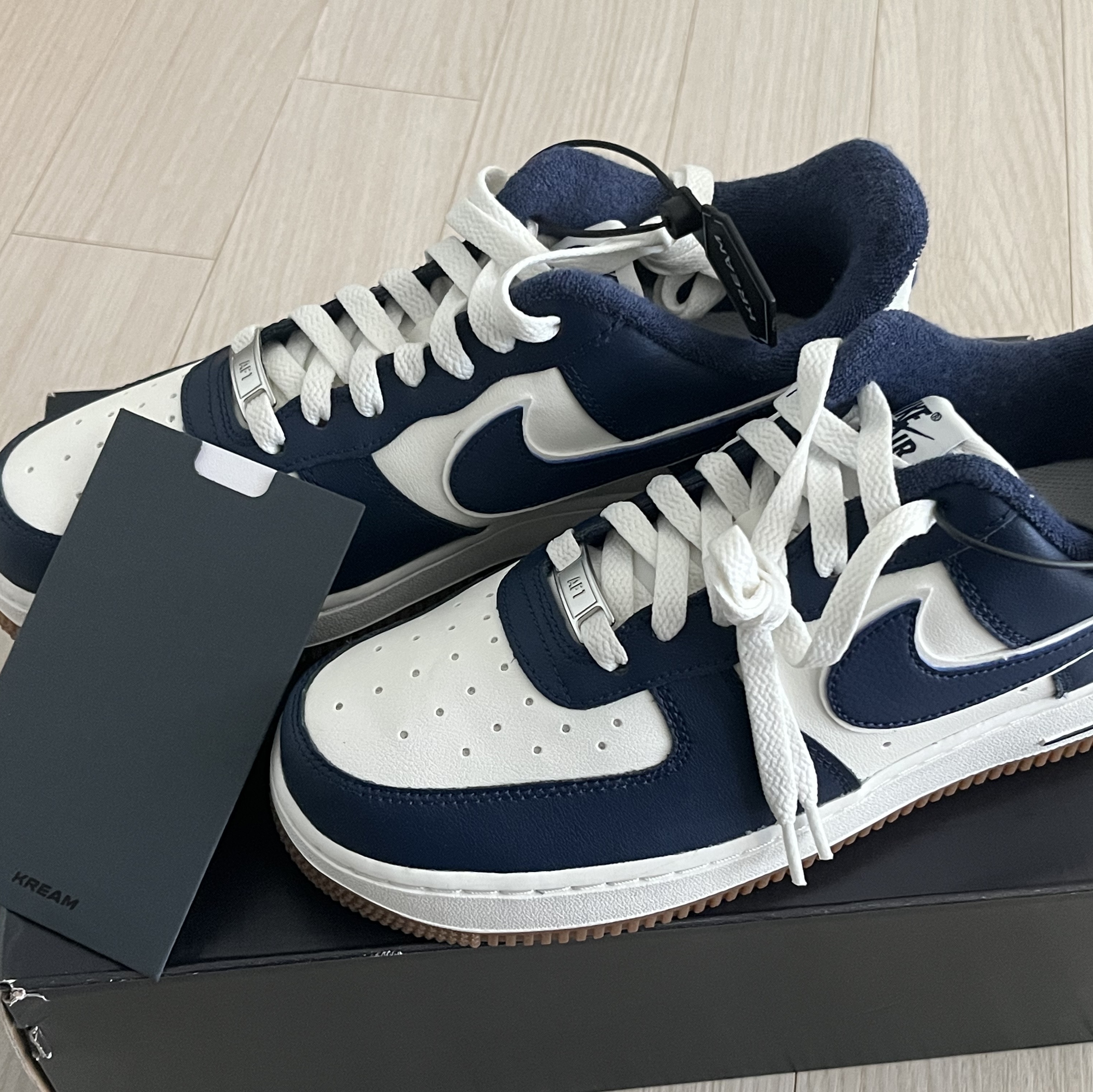 Nike Air Force 1 '07 LV8 Midnight Navy 착용 스타일