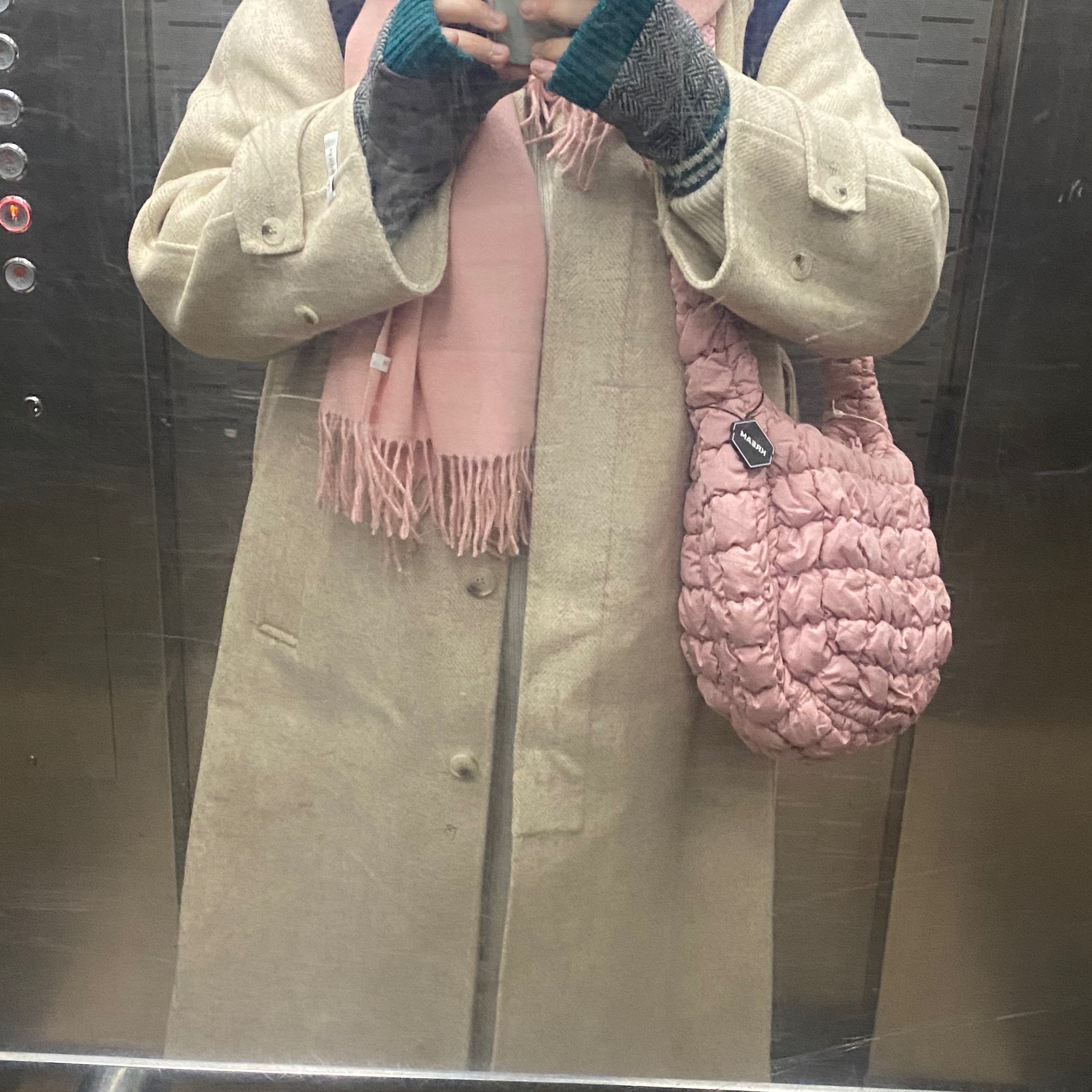 COS Quilted Messenger Bag Pink 착용 스타일 - 6