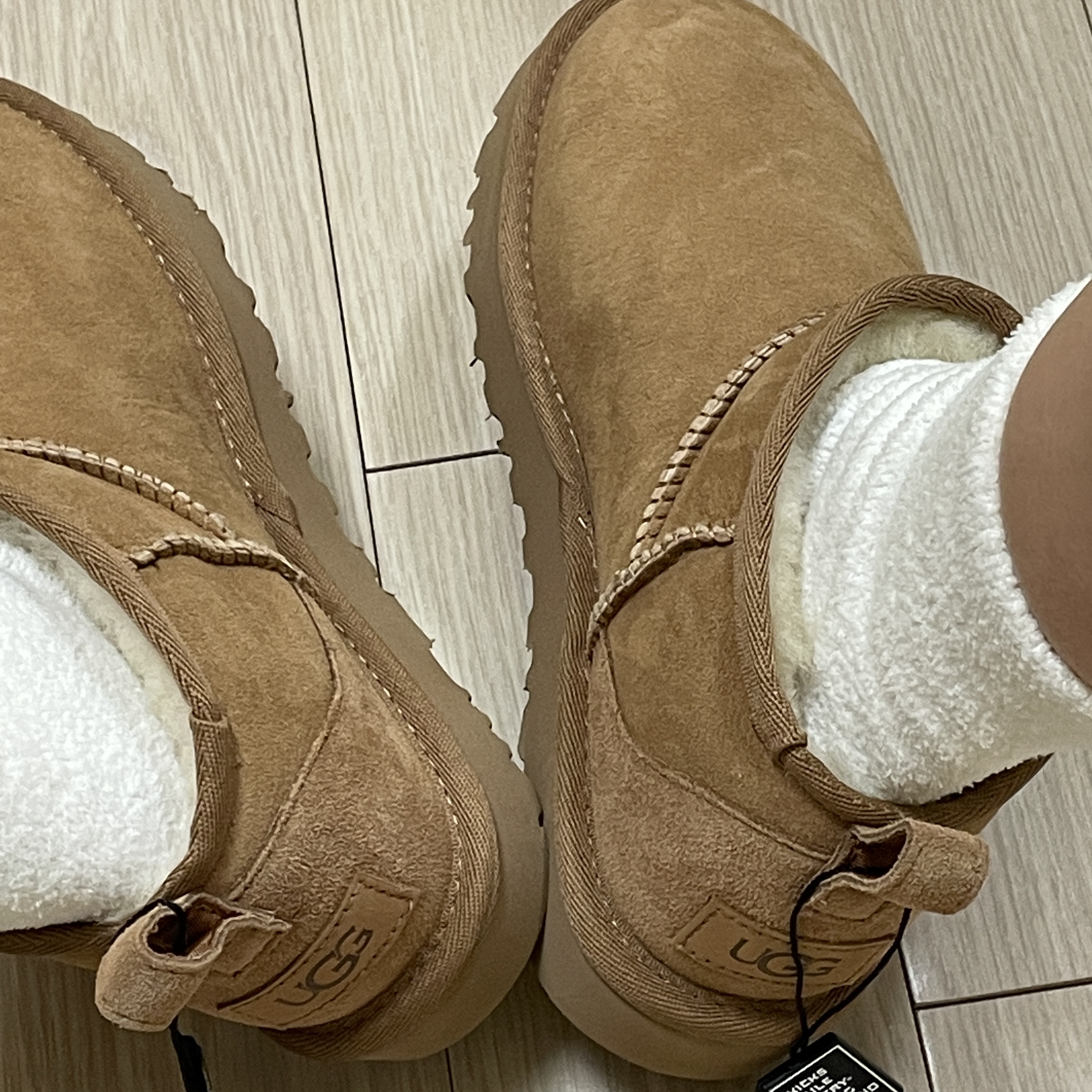(W) UGG Classic Ultra Mini Boots Chestnut 착용 스타일 - 2