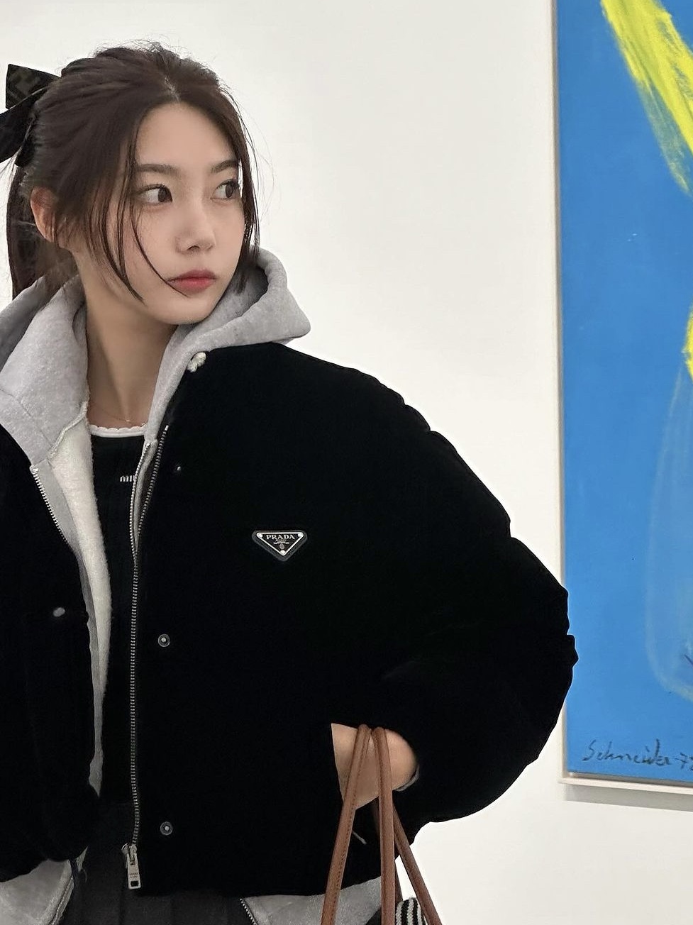 (W) Prada Velvet Cropped Puffer Jacket Black 착용 스타일