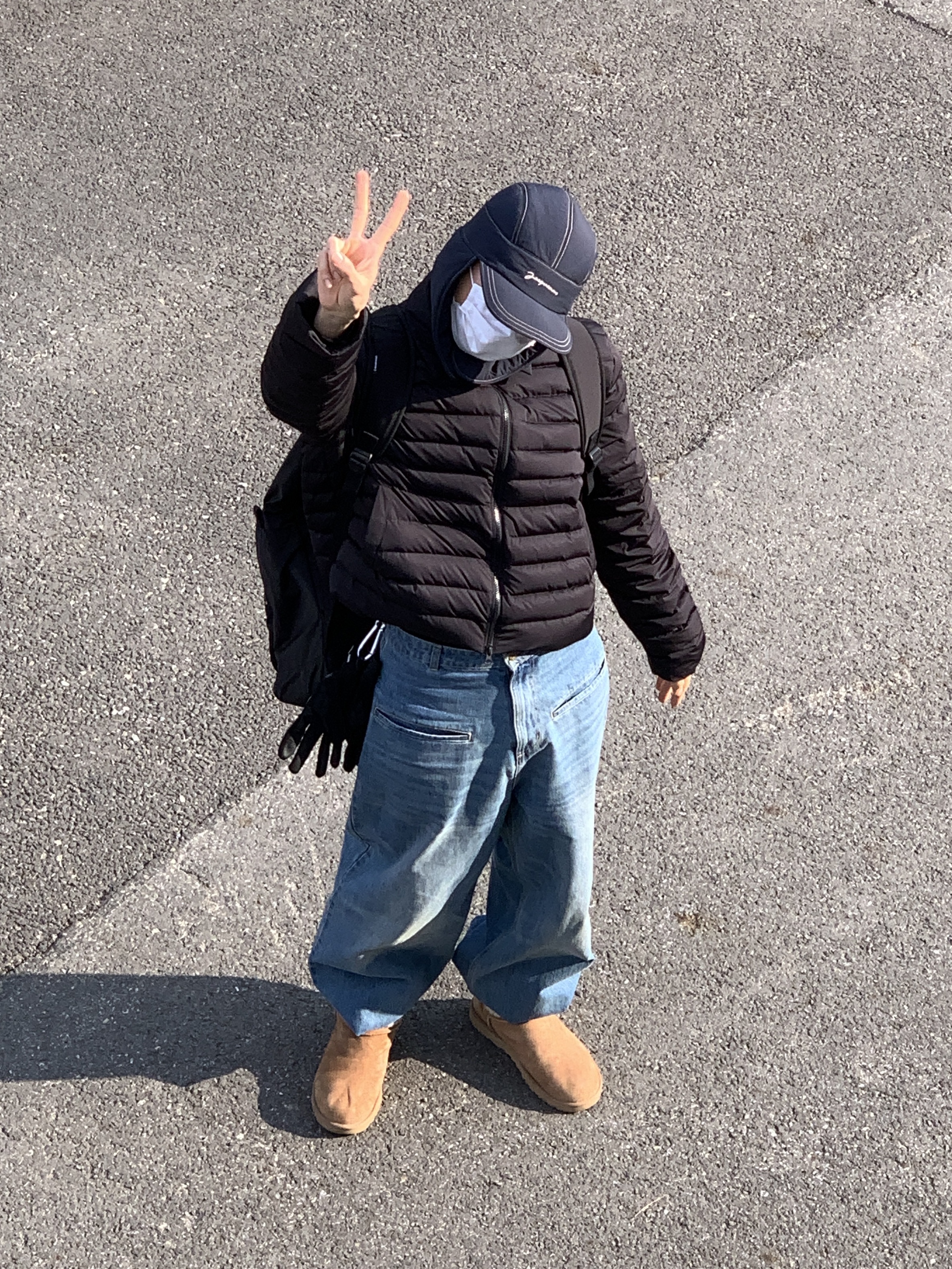 Jacquemus La Cagoule Bricciola Puffed Ear Flap Hat Navy, UGG x Telfar Logo Mini Chestnut 착용 스타일 - 4