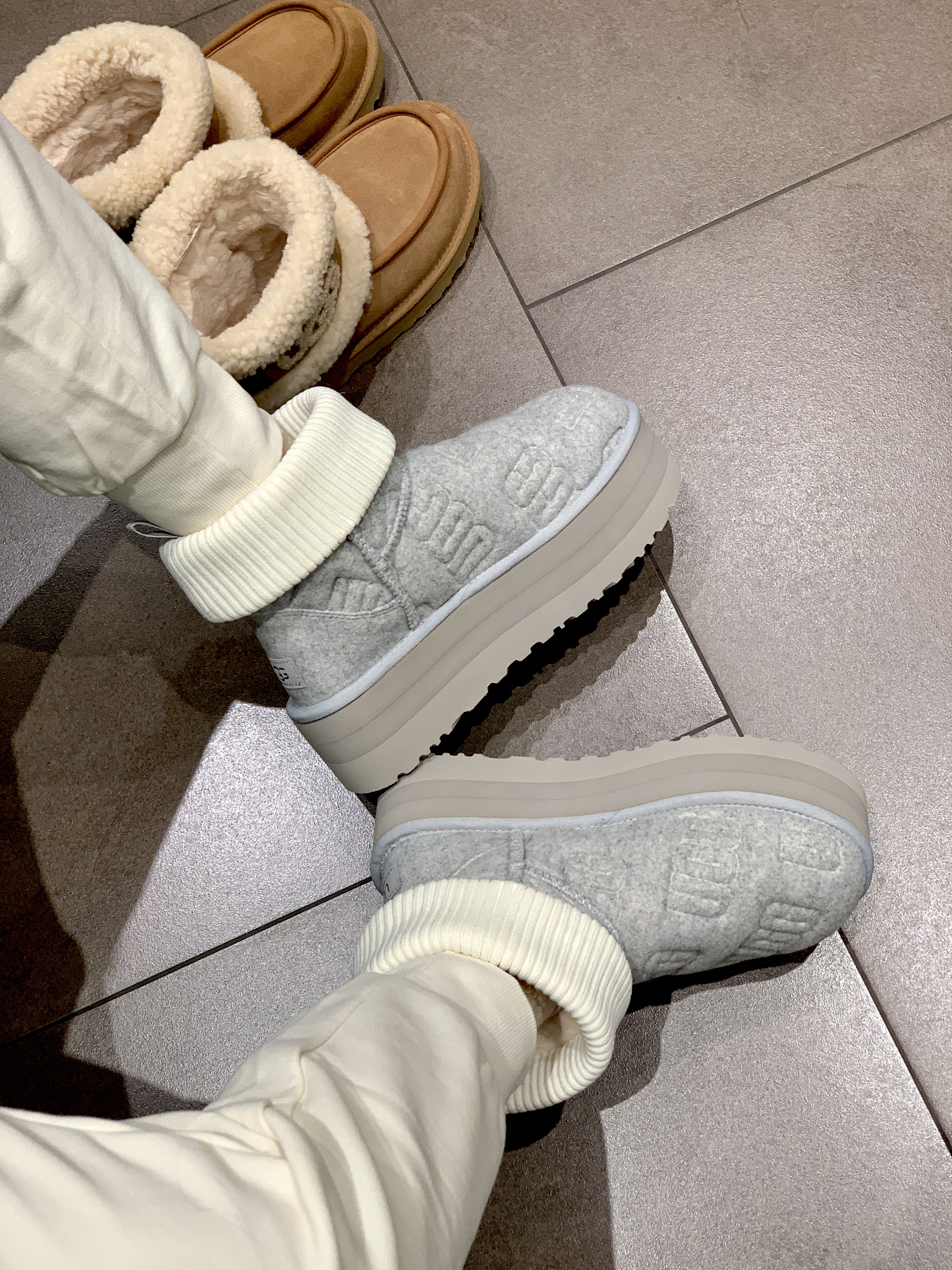 (W) UGG Classic Mini Platform Felted Grey, (W) UGG Ultra Mini UGG Fluff Chestnut 착용 스타일 - 5