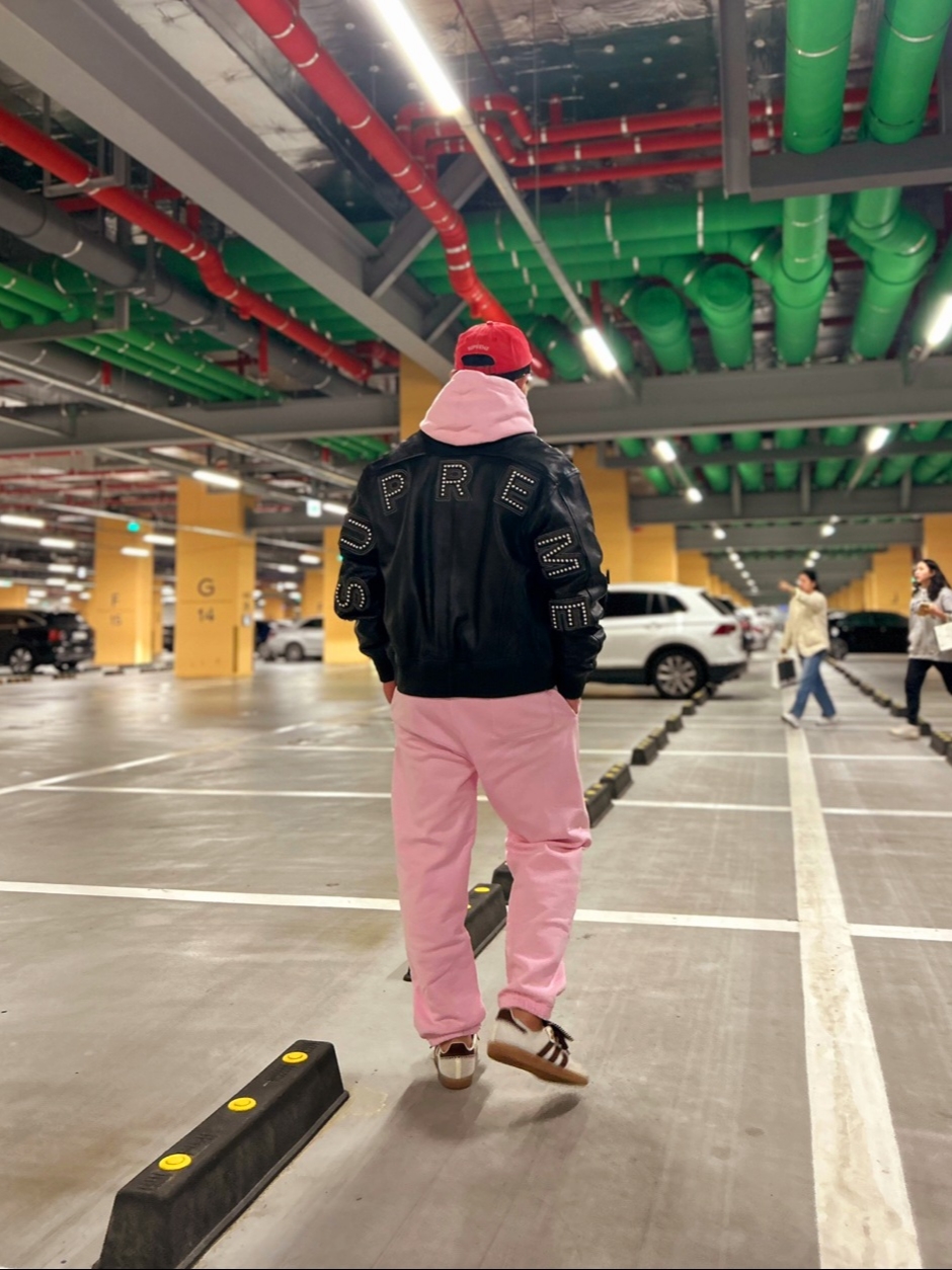 Supreme Gore-Tex Infinium Windstopper Leather Varsity Jacket Black - 23FW, Supreme Satin Applique Hooded Sweatshirt Light Pink - 23FW 착용 스타일 - 2