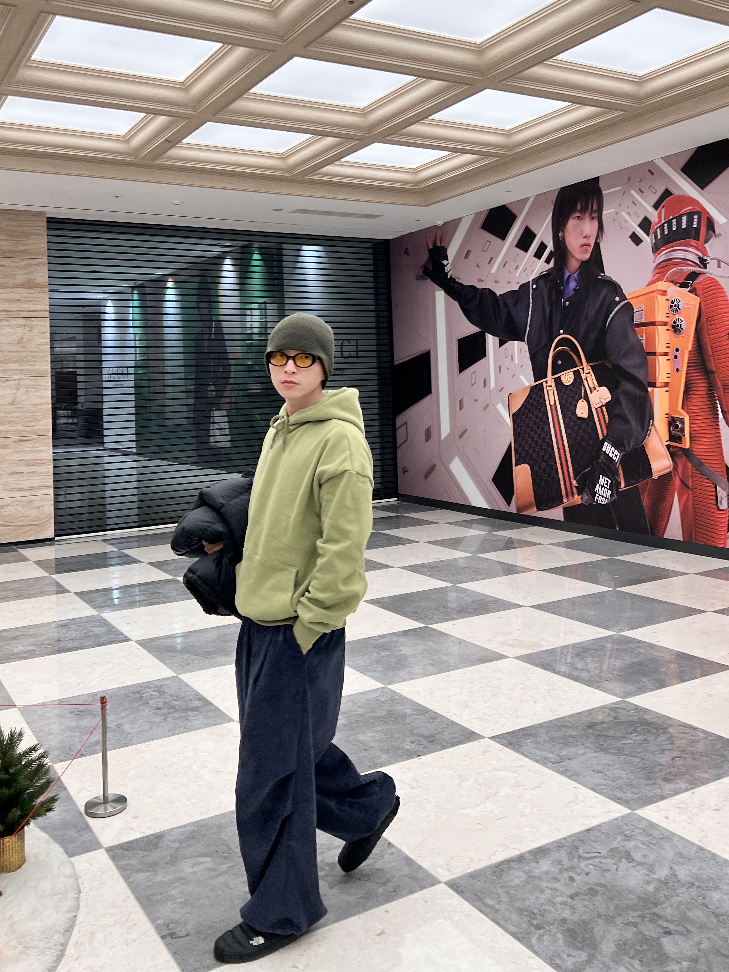 The North Face 1996 Retro Nuptse Jacket Black, The North Face Thermoball Traction Mule V Black 착용 스타일 - 2