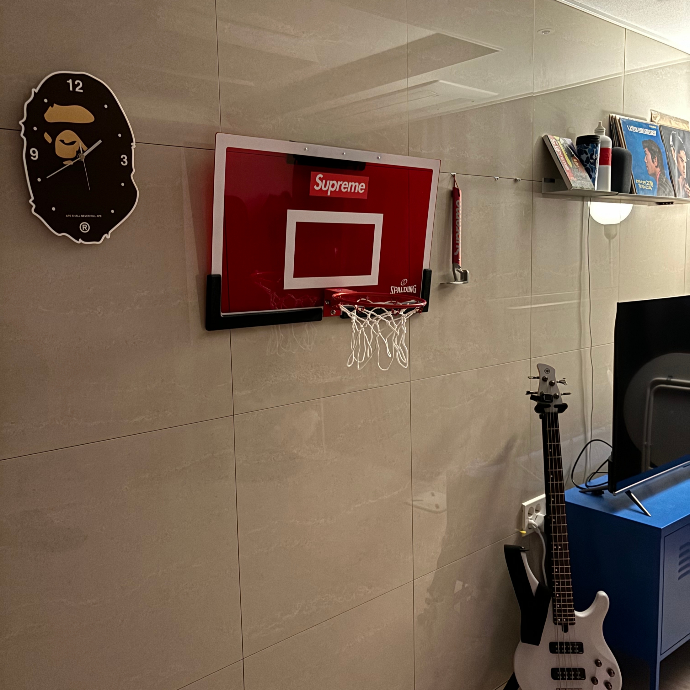 Supreme x Spalding Mini Basketball Hoop Red  - 23FW 착용 스타일 - 1
