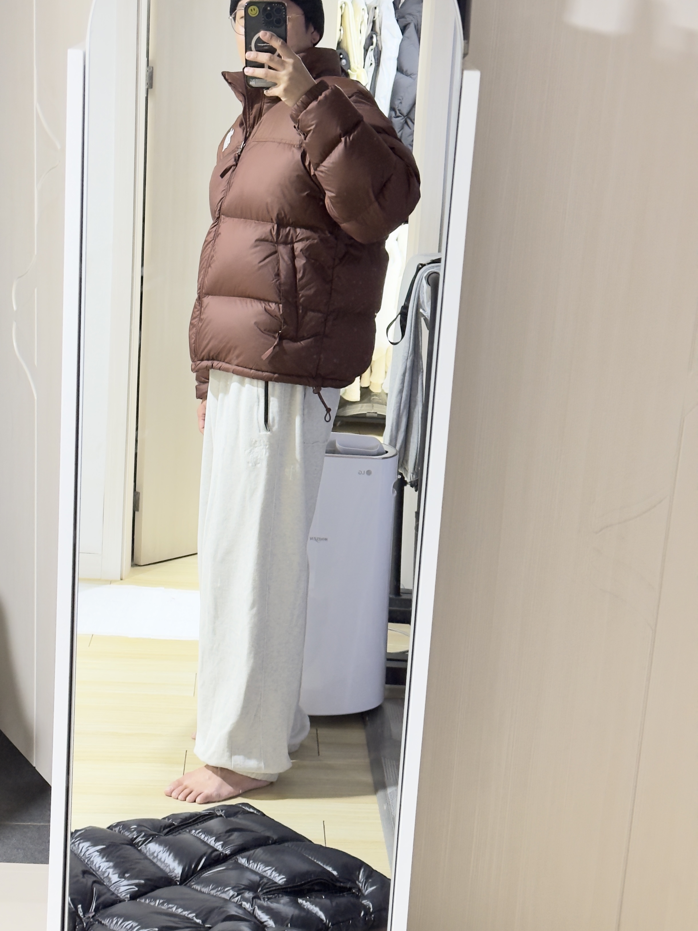 The North Face 1996 Retro Nuptse Jacket Dark Oak, Moncler Maya Short Down Jacket Black - 23FW 착용 스타일 - 2
