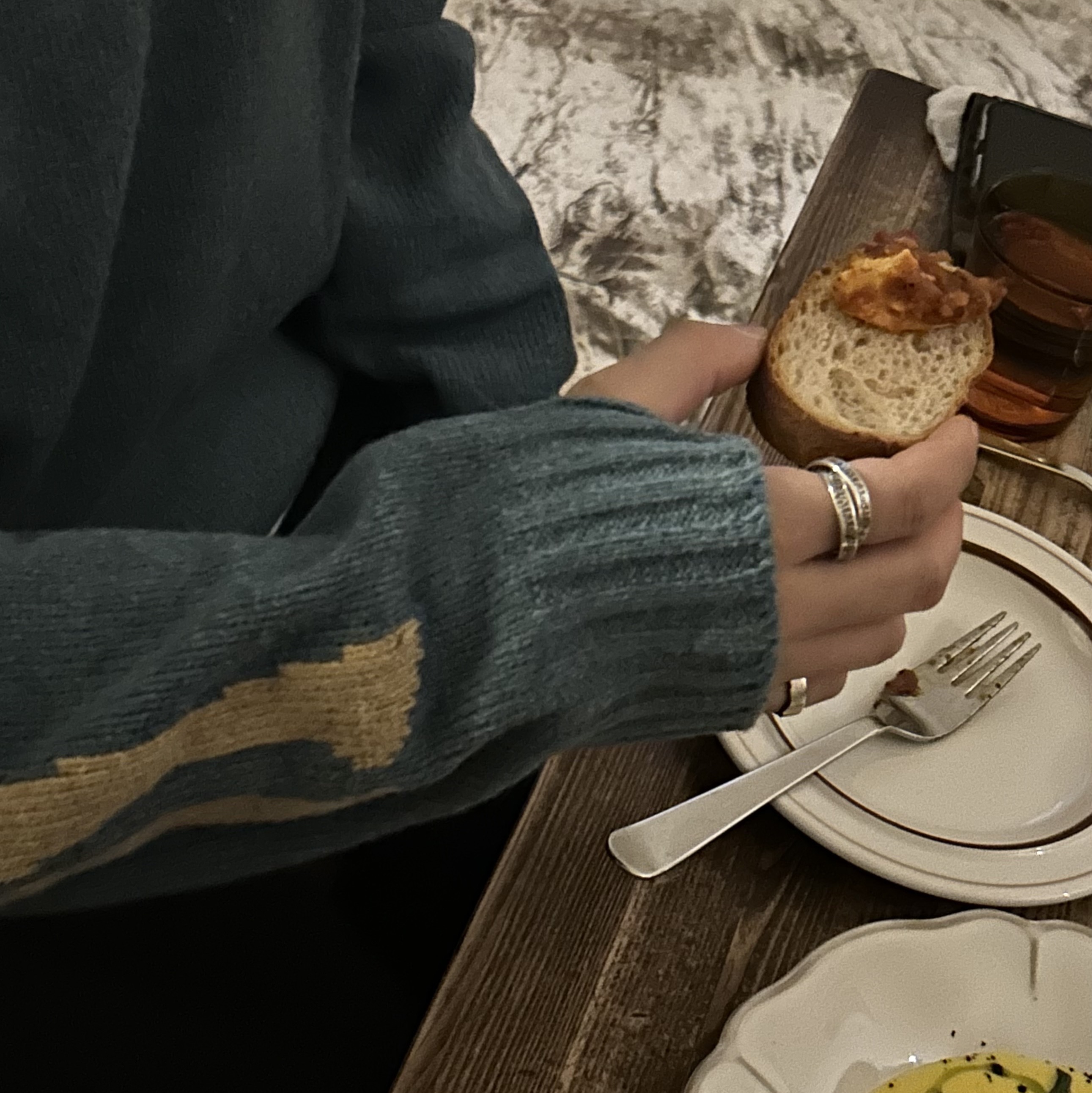 Kapital 5G Wool Bone Crewneck Sweater Saxophone 착용 스타일