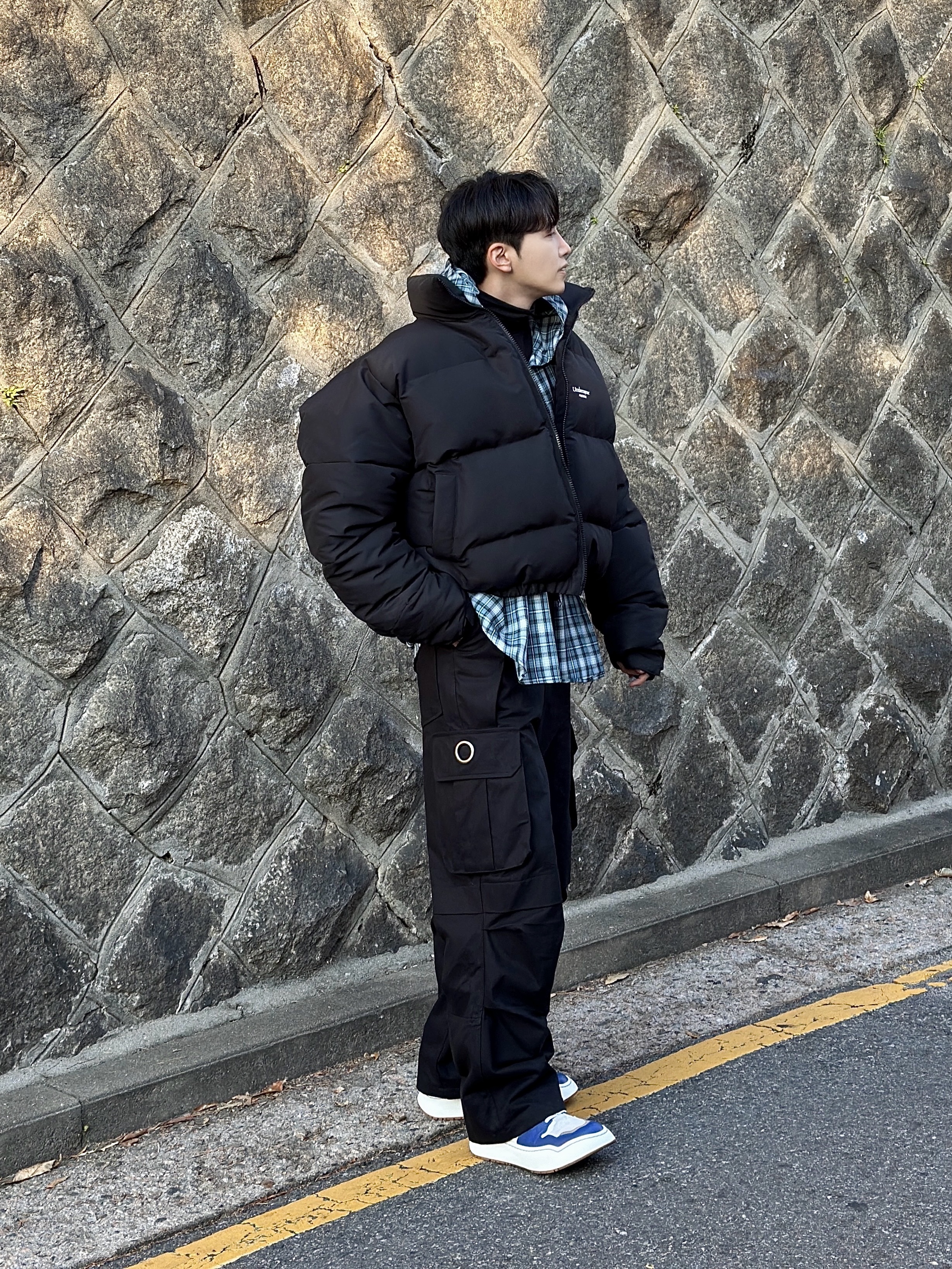 Undermycar Mu.15 Anti Fxxking Logo Play Triple Logo Crop Padding Jacket Black, Ader Error Log; Khalif Blue 착용 스타일 - 3