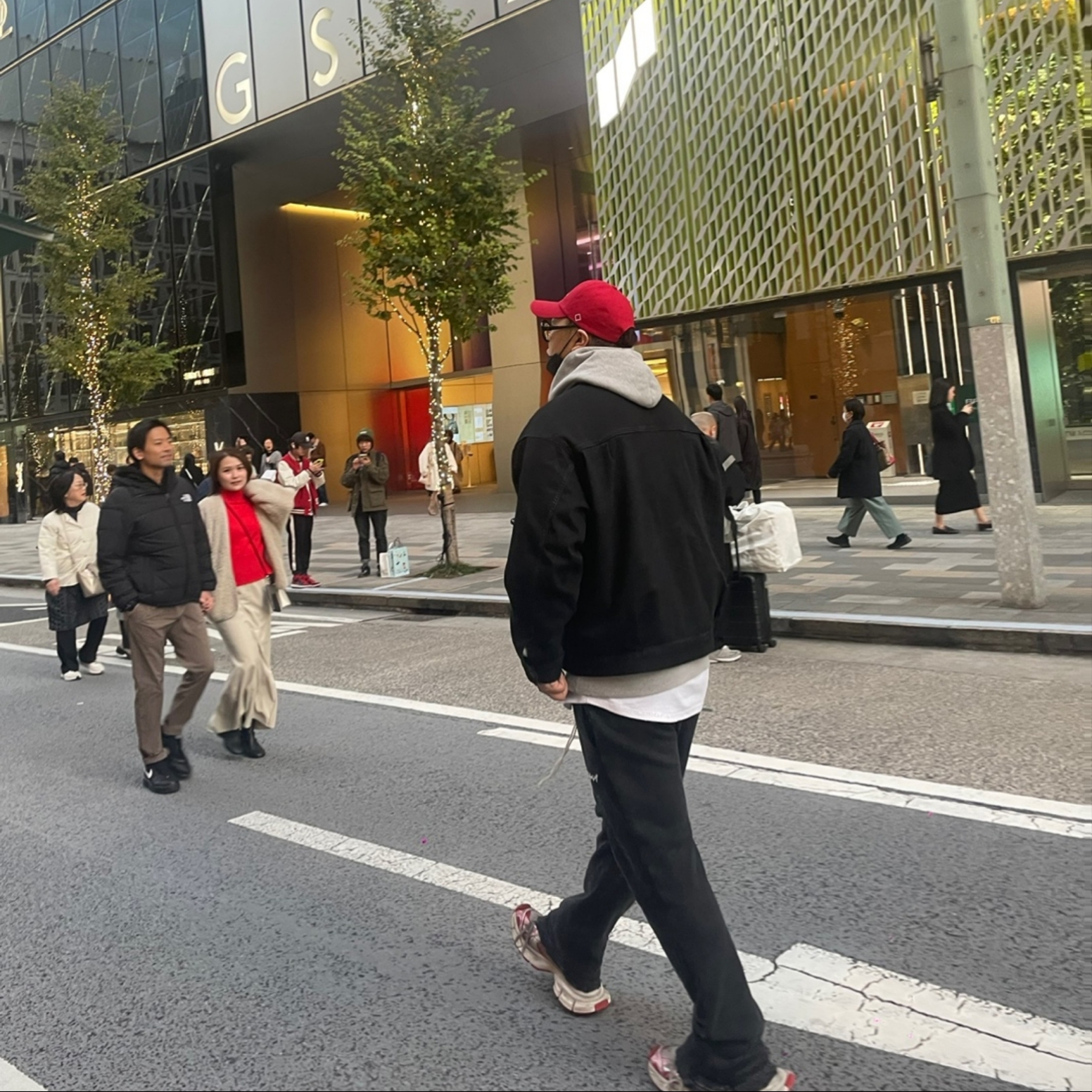 Balenciaga 3XL Sneakers White Red, Fear of God Baseball Hoodie Cream Heather 착용 스타일 - 2