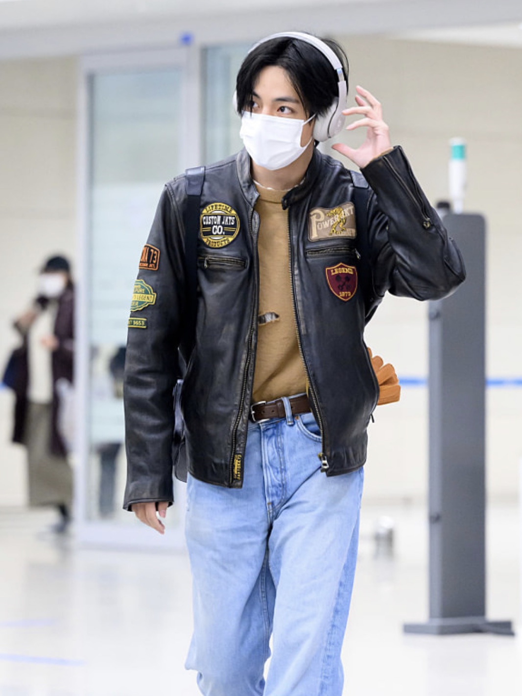 Beats Studio Pro Wireless Over Ear Headphone Sandstone (Korean Ver.), Acne Studios Relaxed Fit Jeans 2003 Mid Blue 착용 스타일