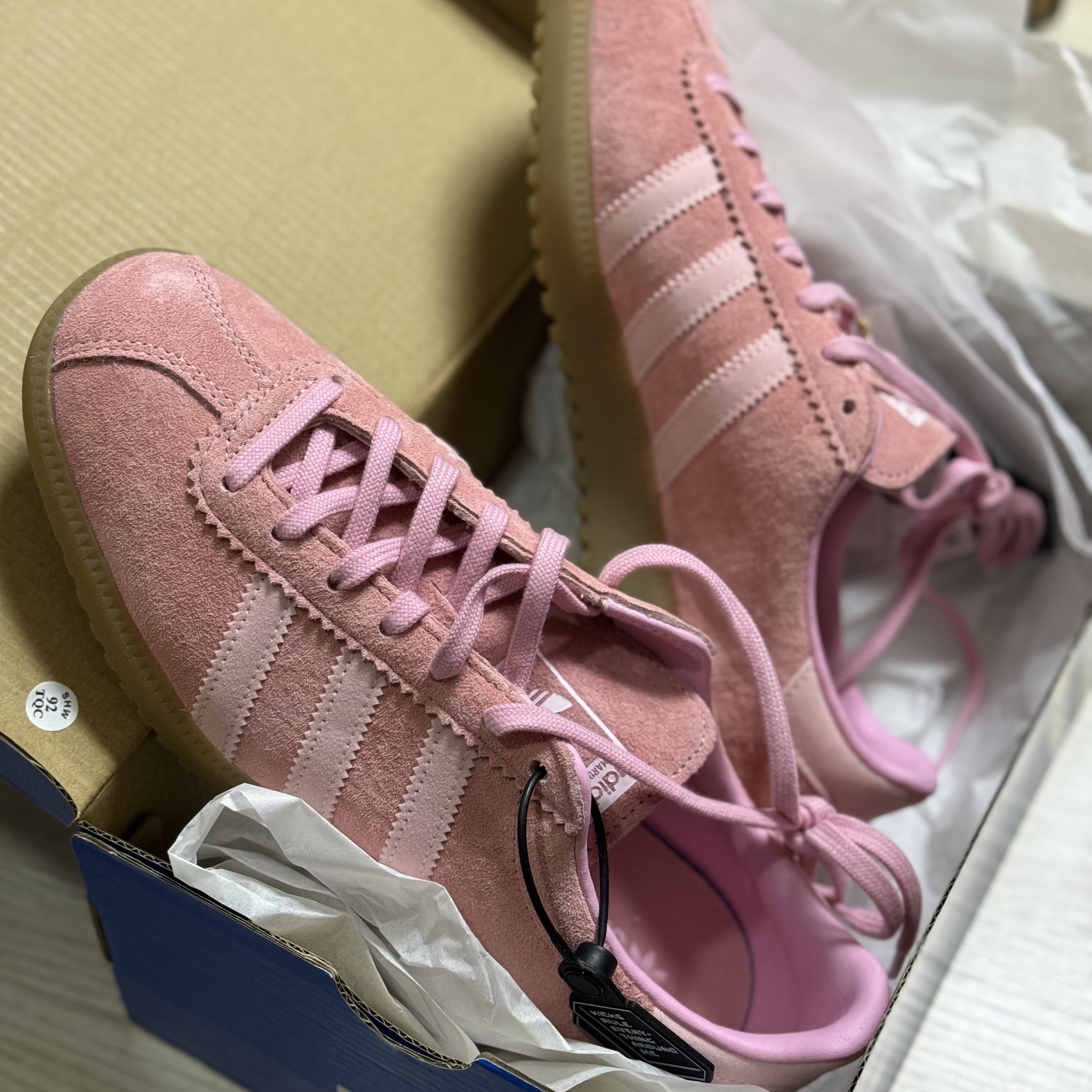 Adidas Bermuda Glow Pink 착용 스타일